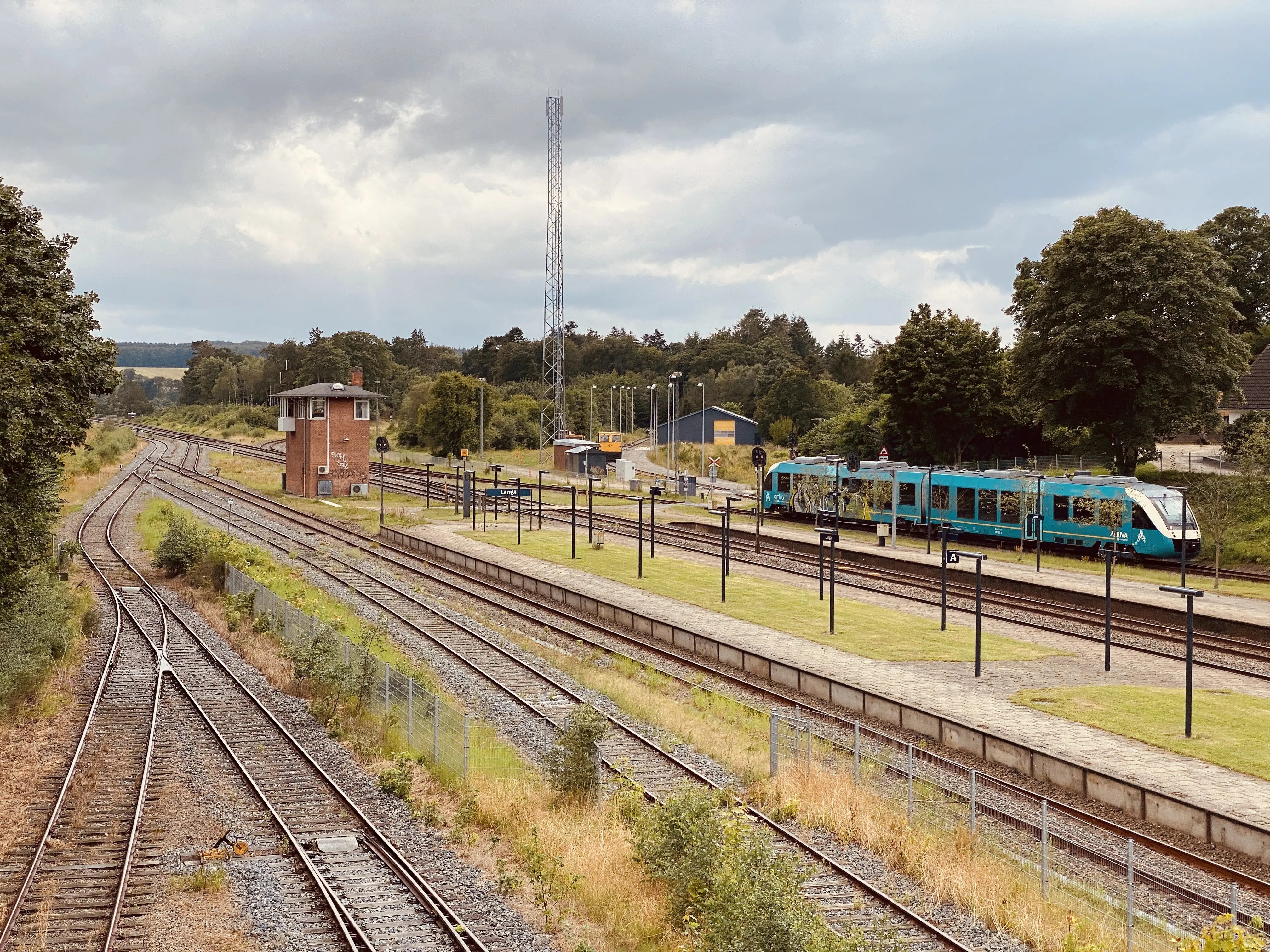 Billede af tog ud for Langå Station.