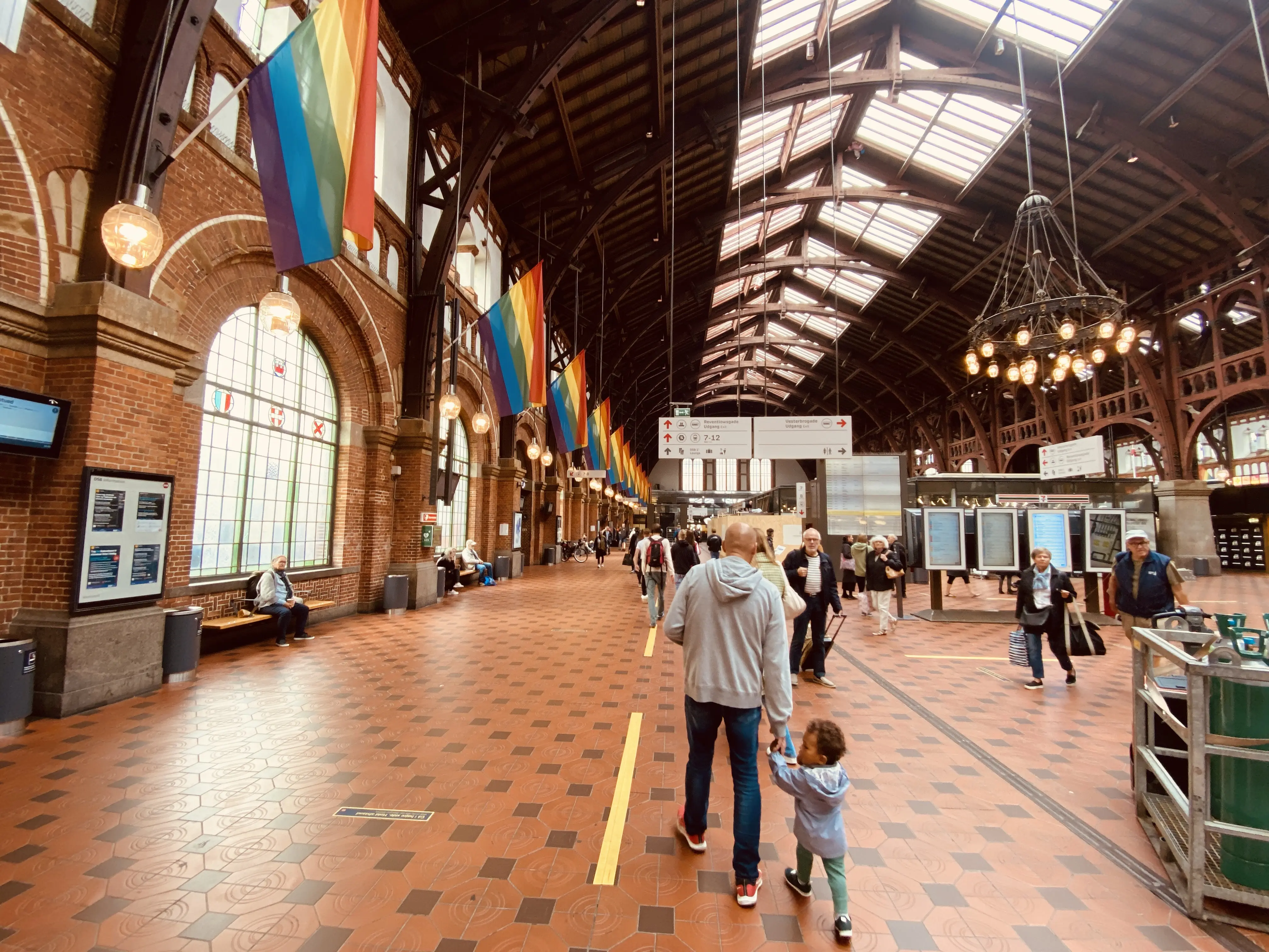 Billede af København Hovedbanegård under Copenhagen Pride.