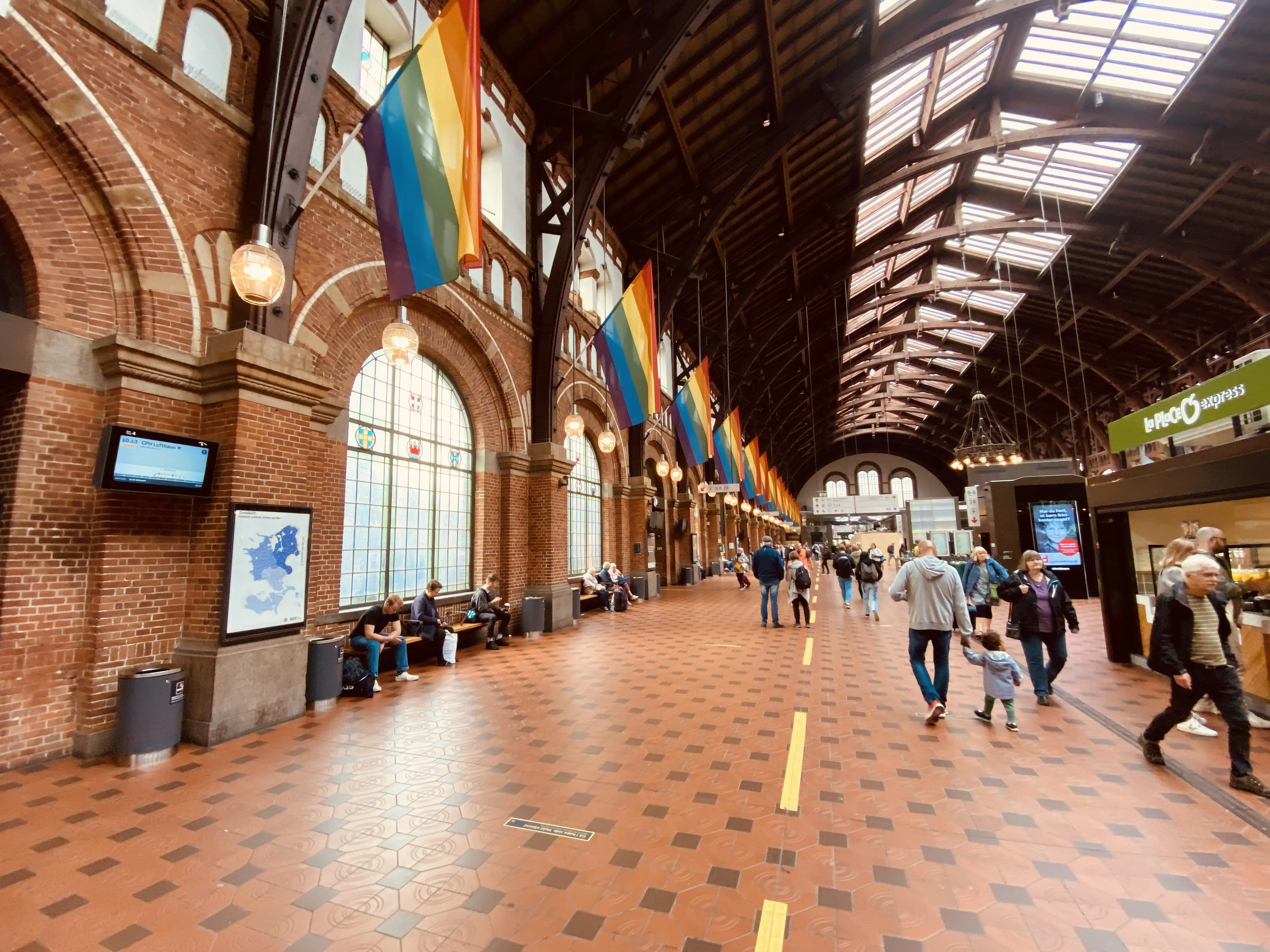 Billede af København Hovedbanegård under Copenhagen Pride.