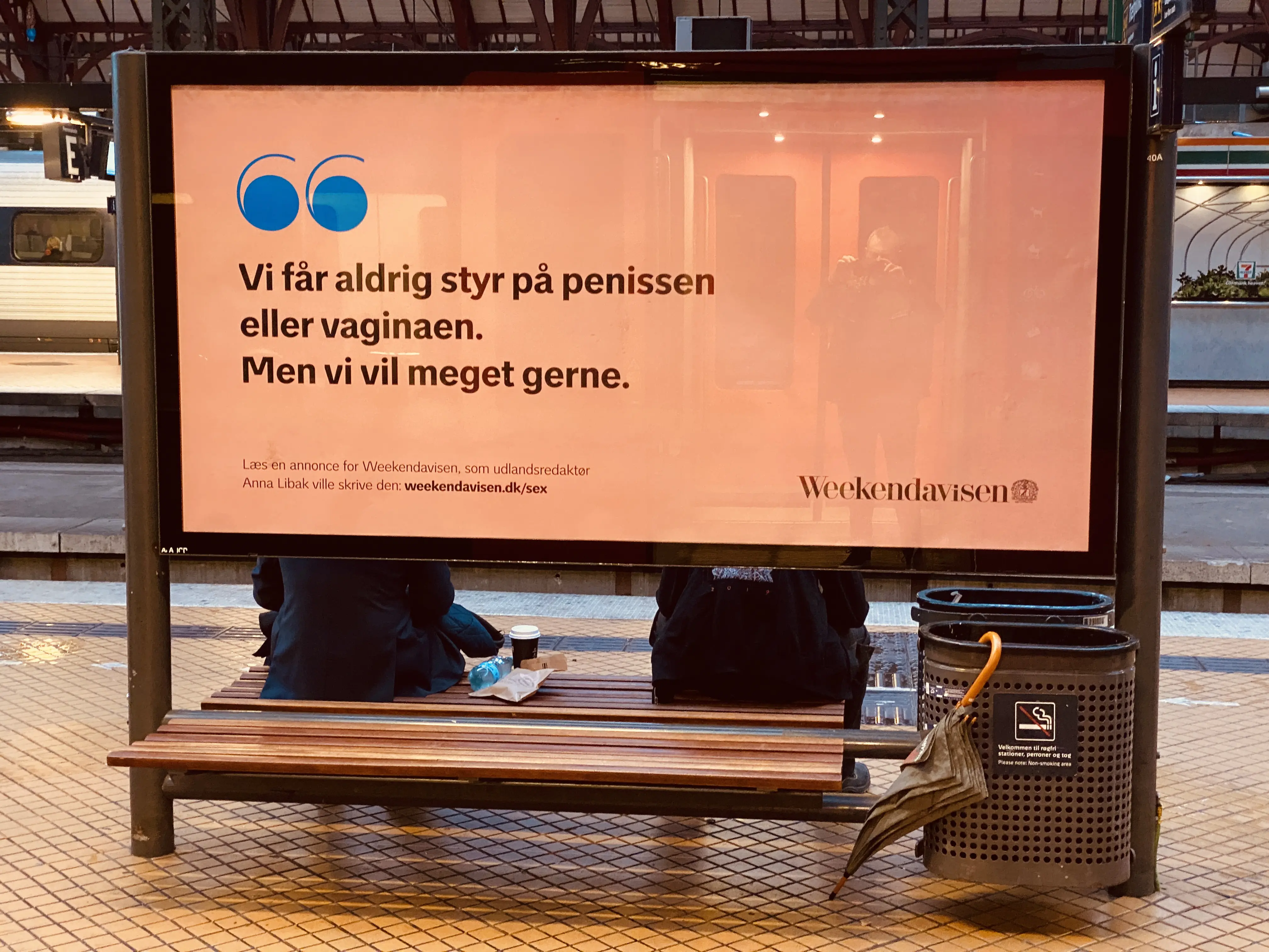 Billede af reklameskilt på København Hovedbanegård.