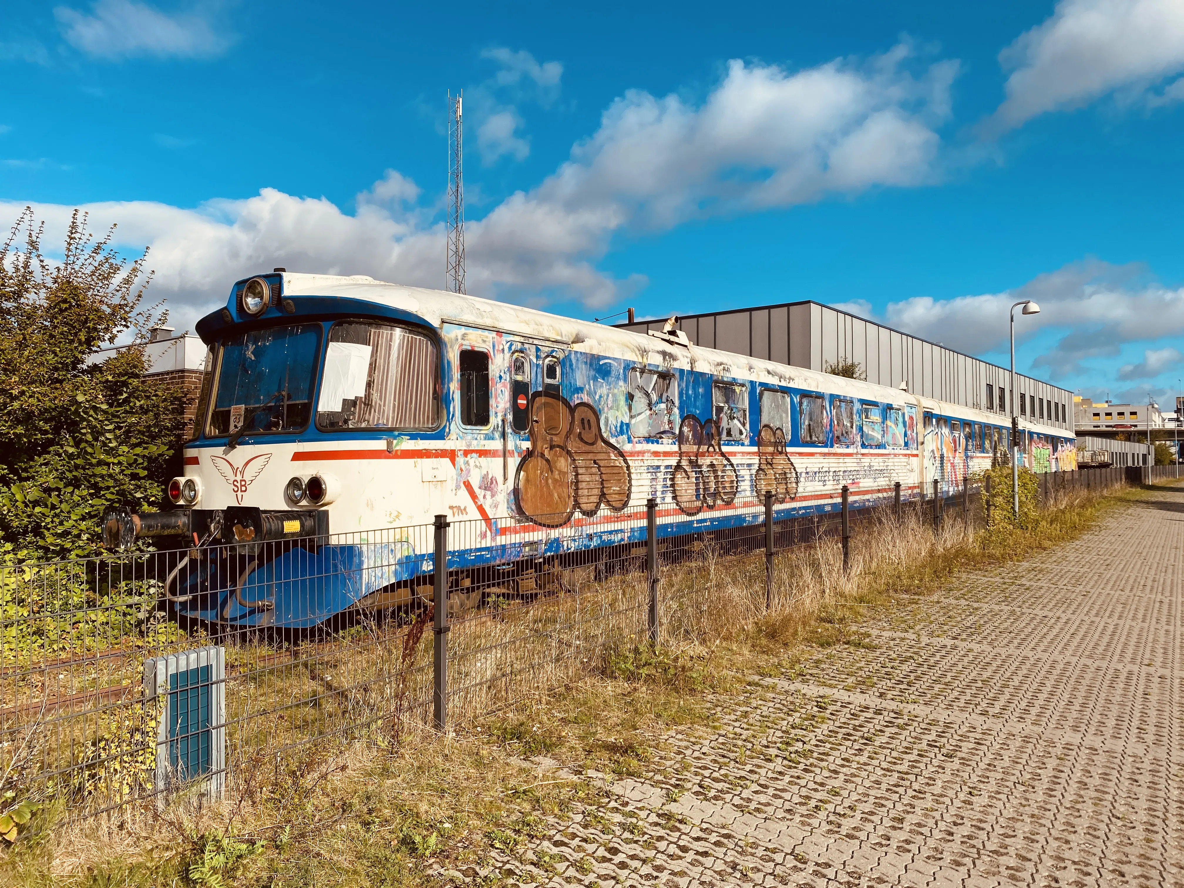 Billede af et af SB Y togene ud for Aalborg Privatbane Godsbanegårds remise.