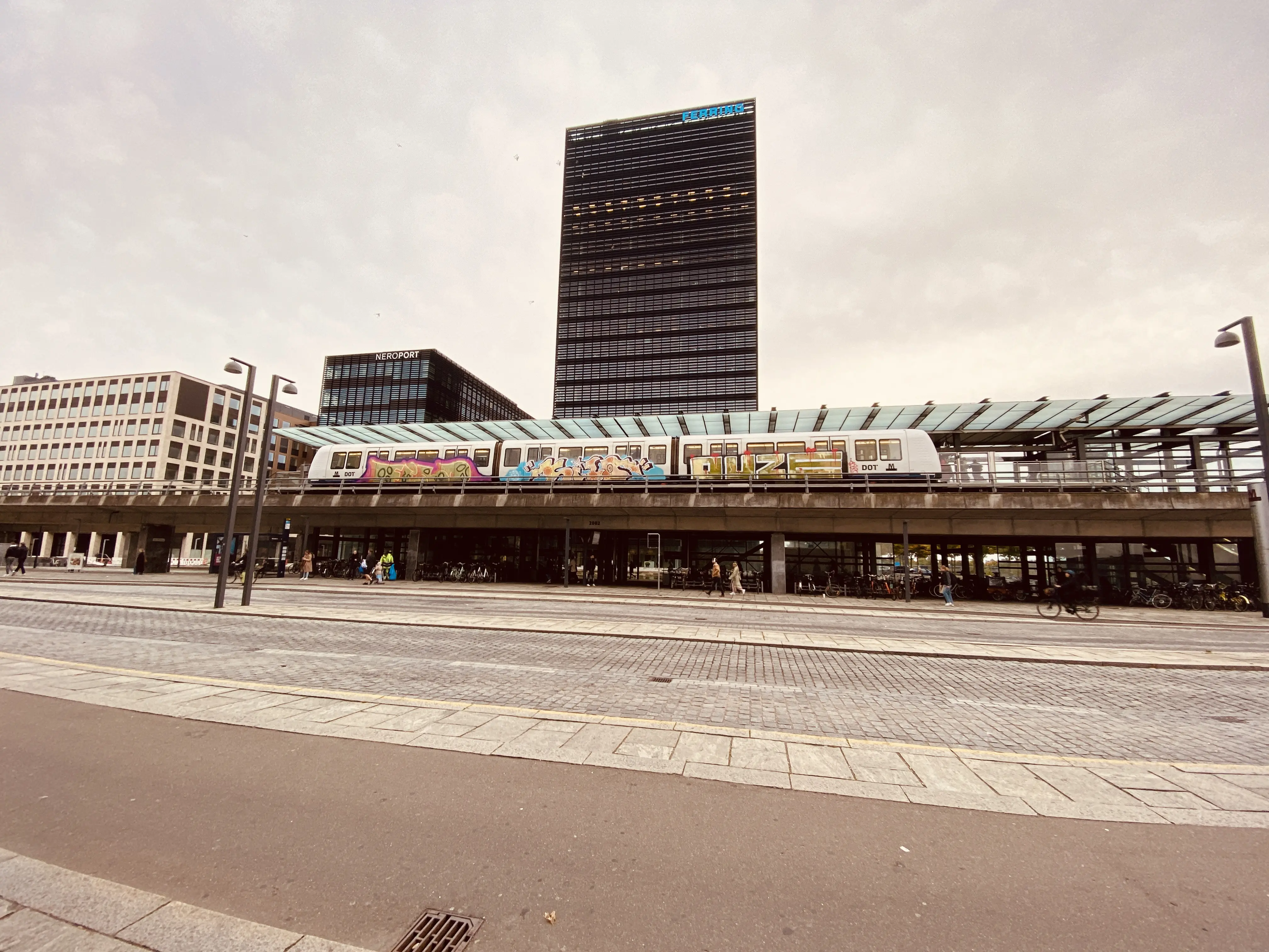 Billede af metrotog med grafittig på - ud for Ørestad Metrostation.