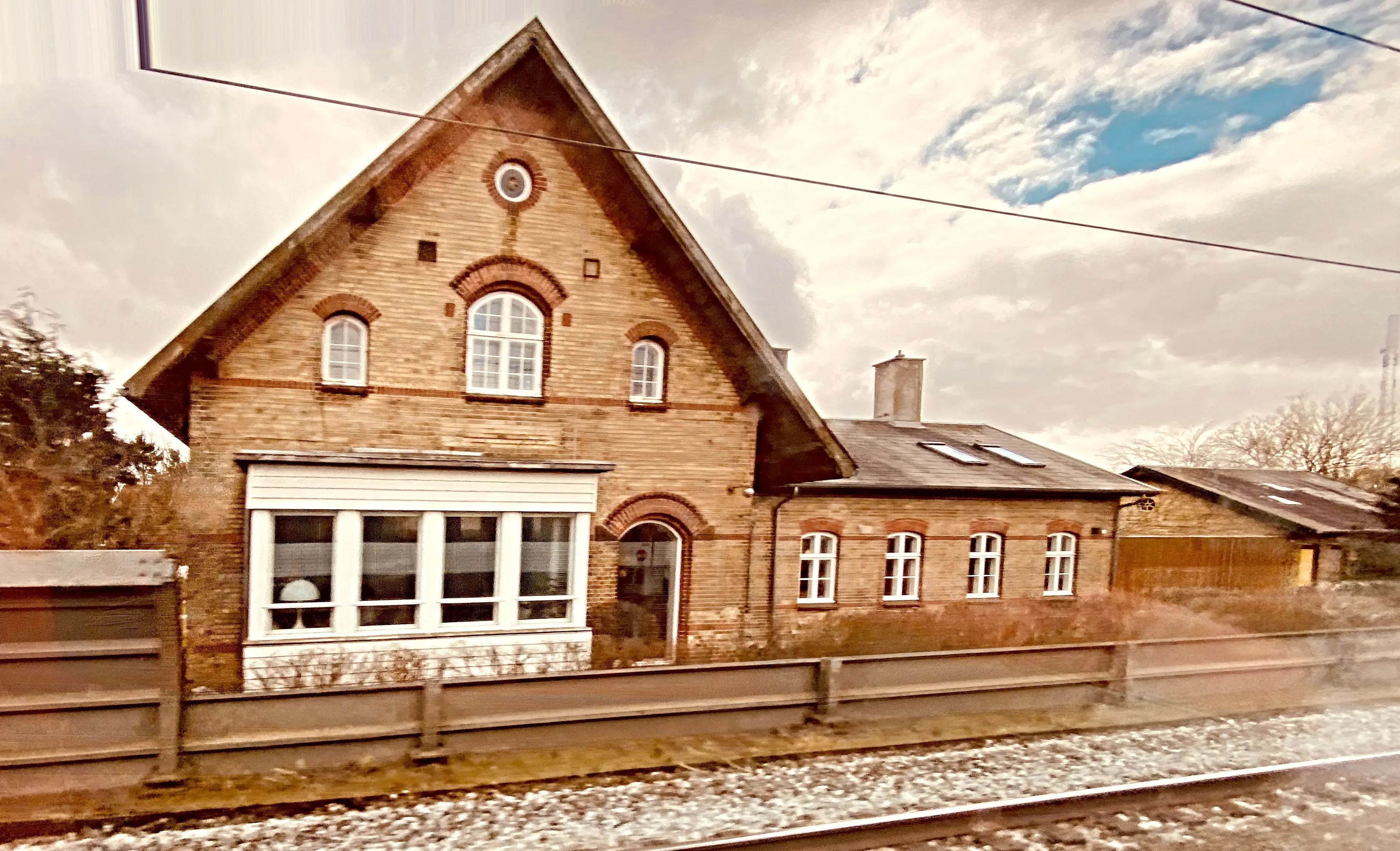 Billede af Fjenneslev Station set fra sporsiden.