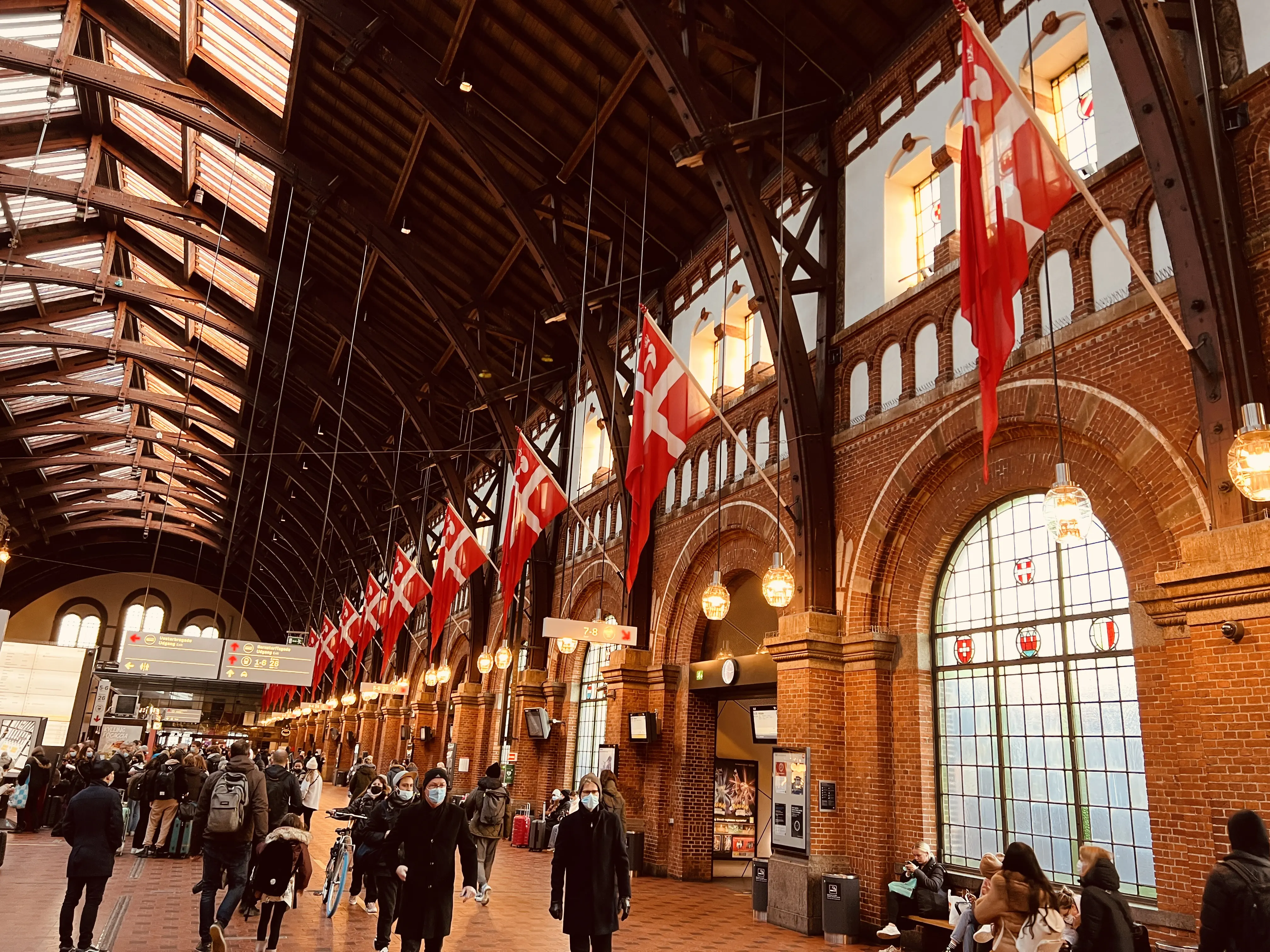 Billede af København Hovedbanegård med flag.