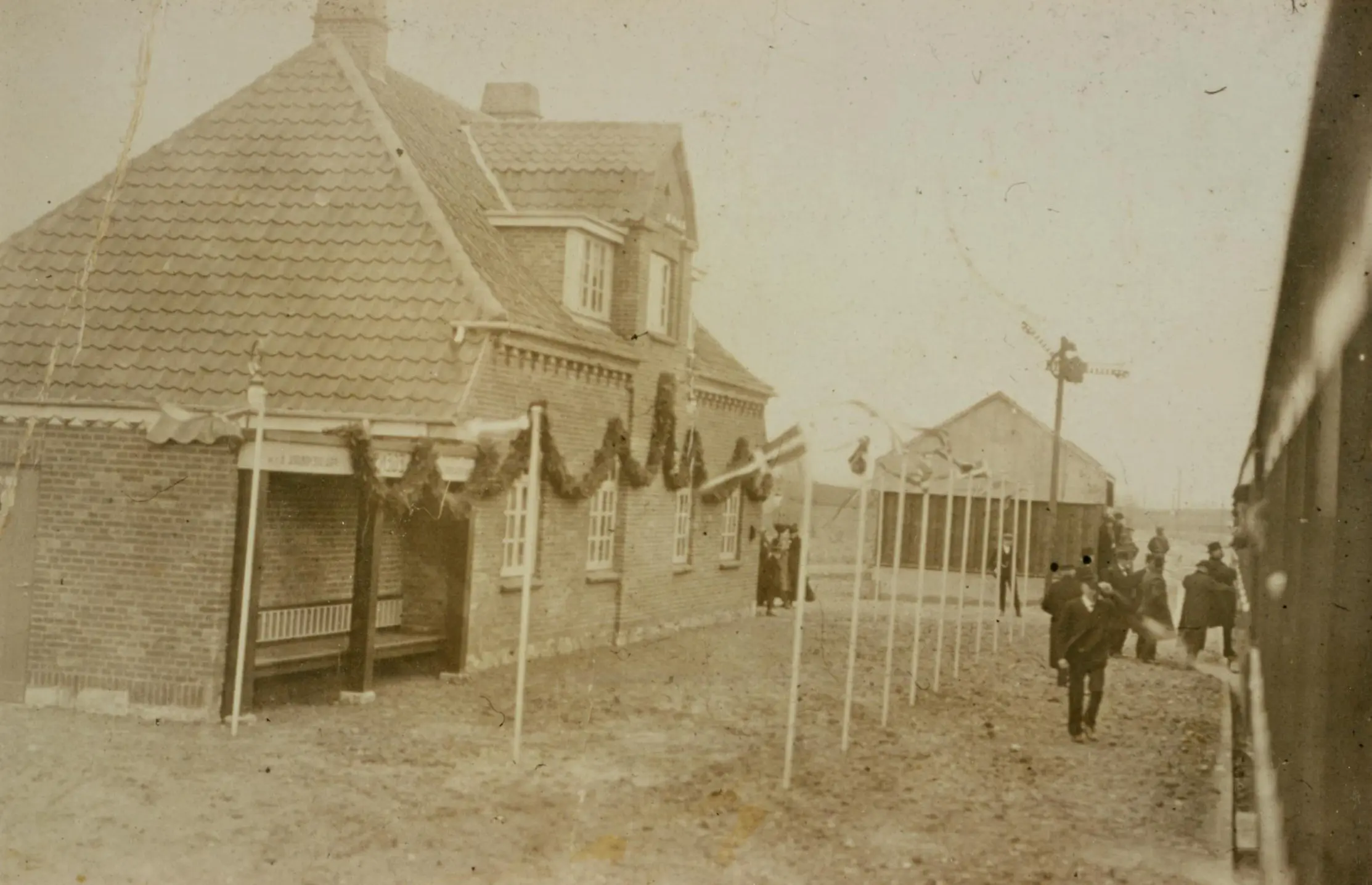 Billede af Egense Station ved indvielsen af Svendborg-Fåborgbanen i 1916.