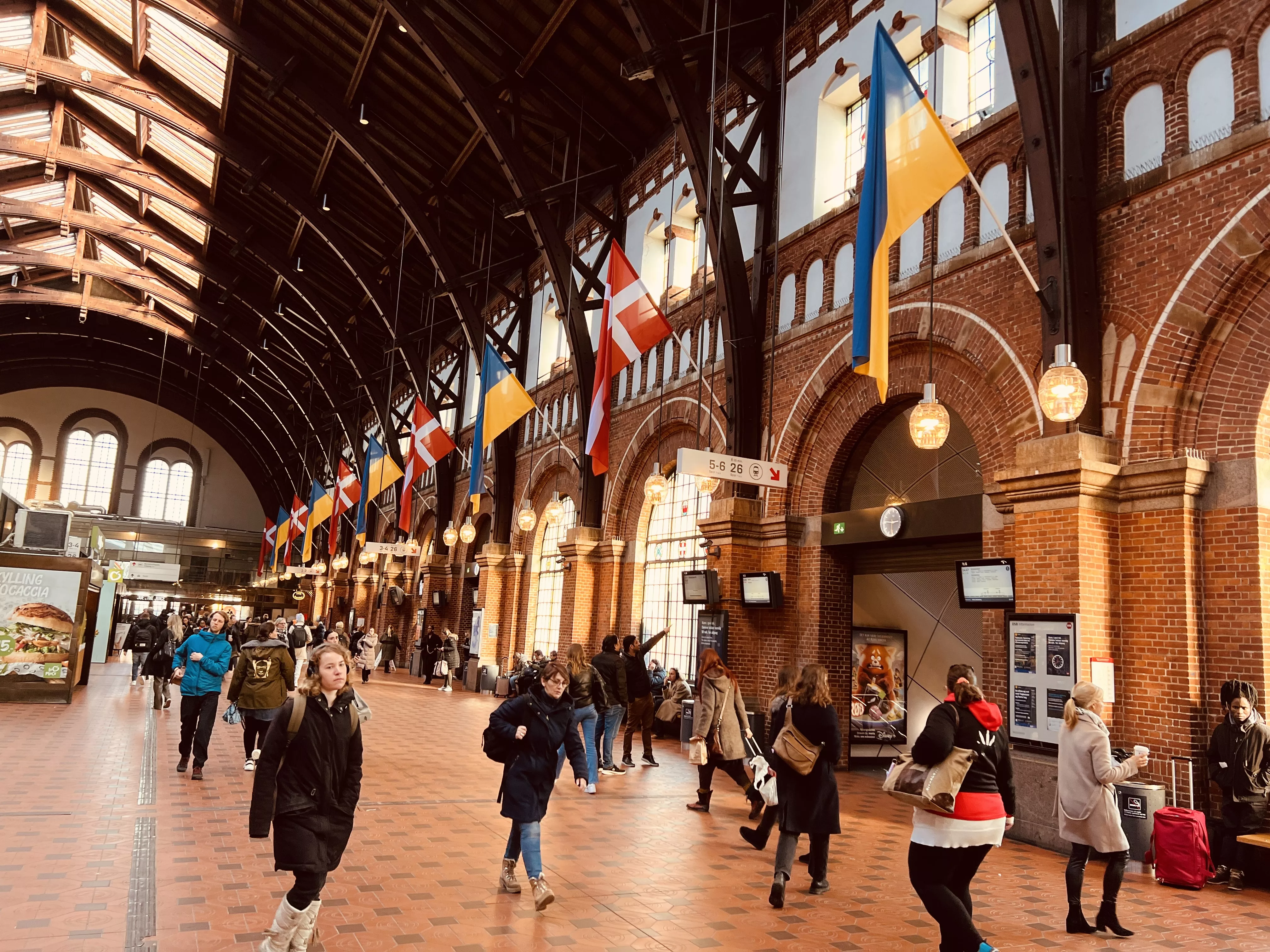 Billede af København Hovedbanegård - der flagres med det Ukrainske flag for at vise støtte til det Ukrainske folk, som er kommet i krig.