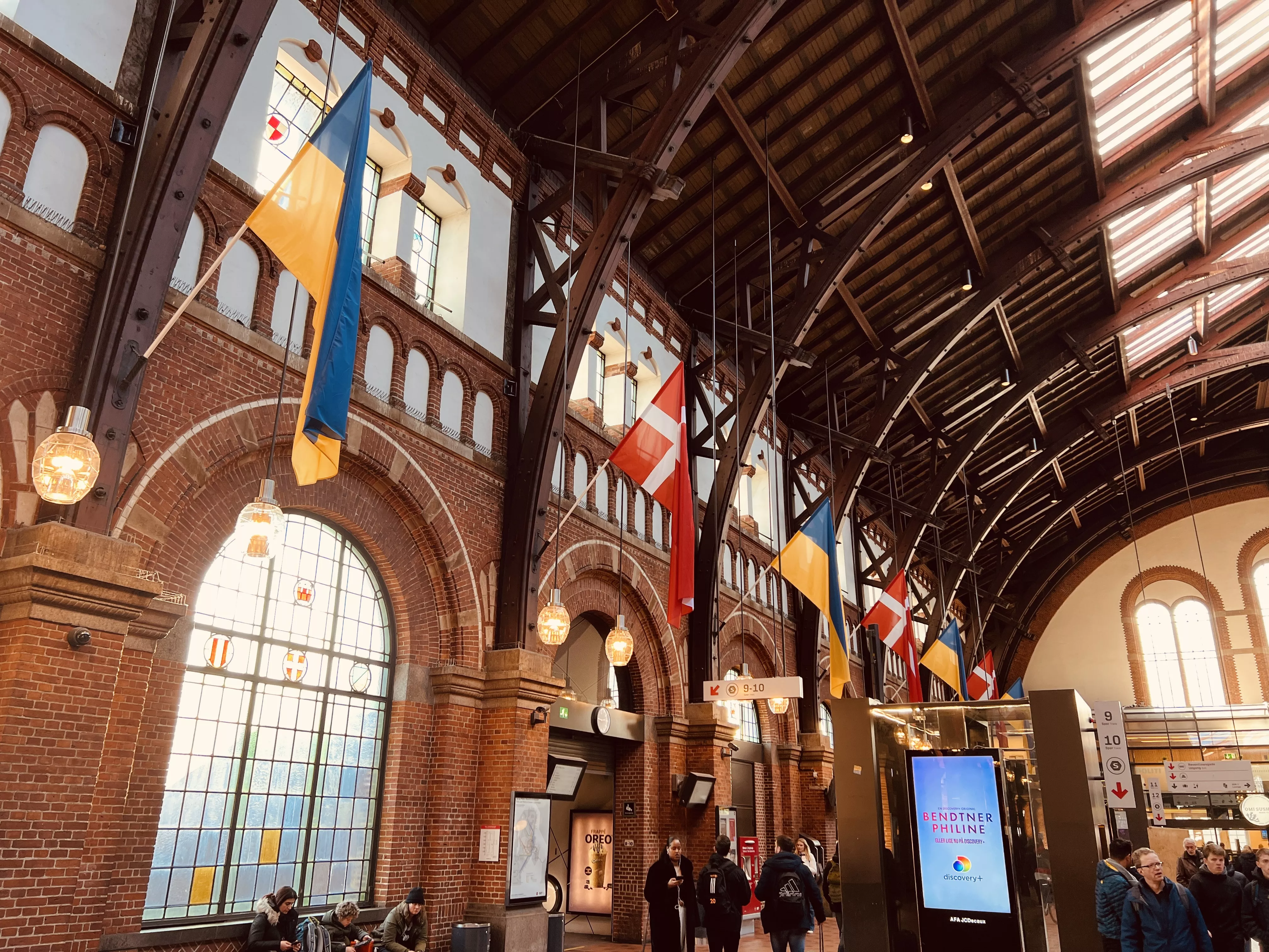 Billede af København Hovedbanegård - der flagres med det Ukrainske flag for at vise støtte til det Ukrainske folk, som er kommet i krig.