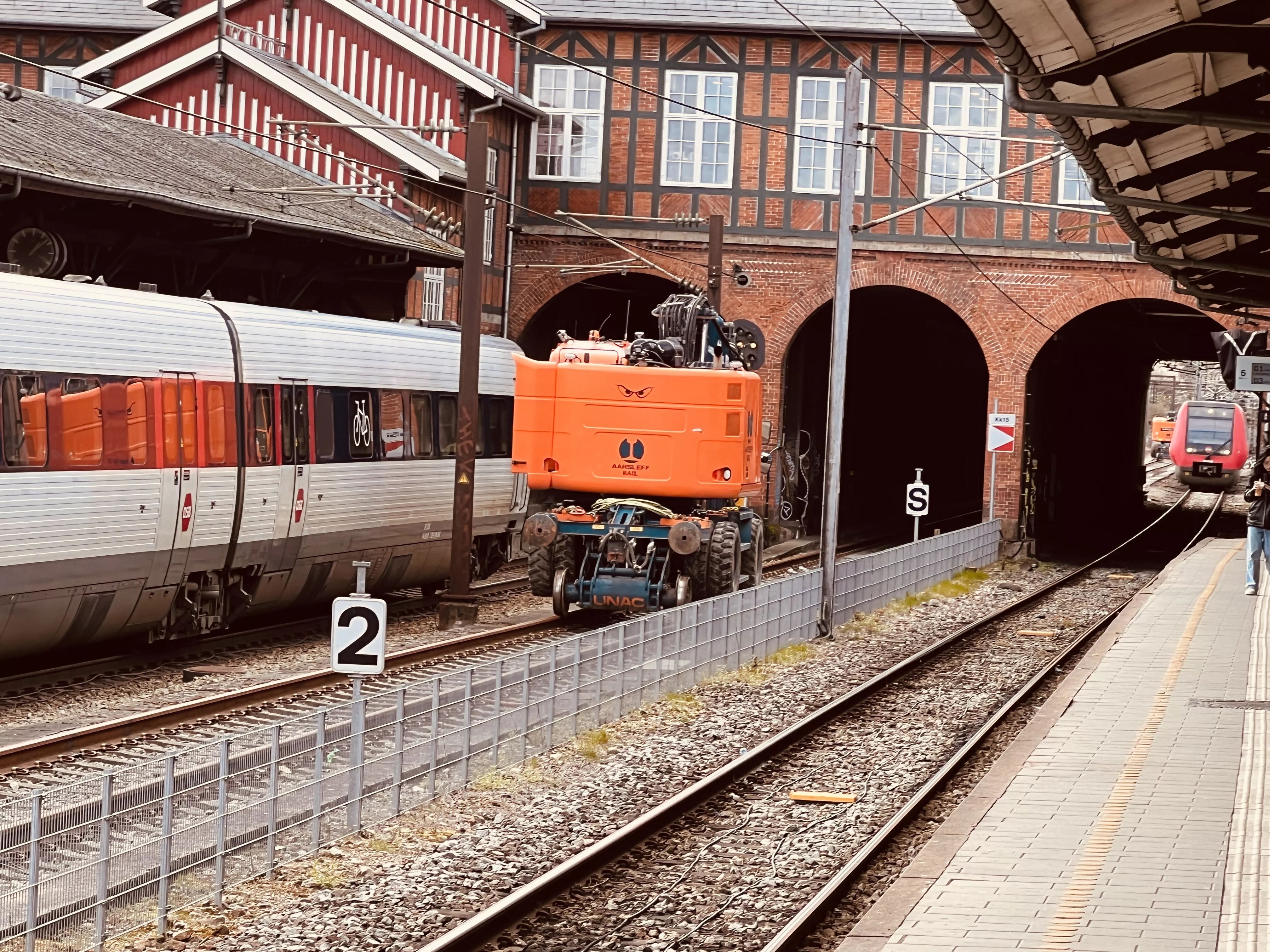 Billede af tog ud for Østerport Station.