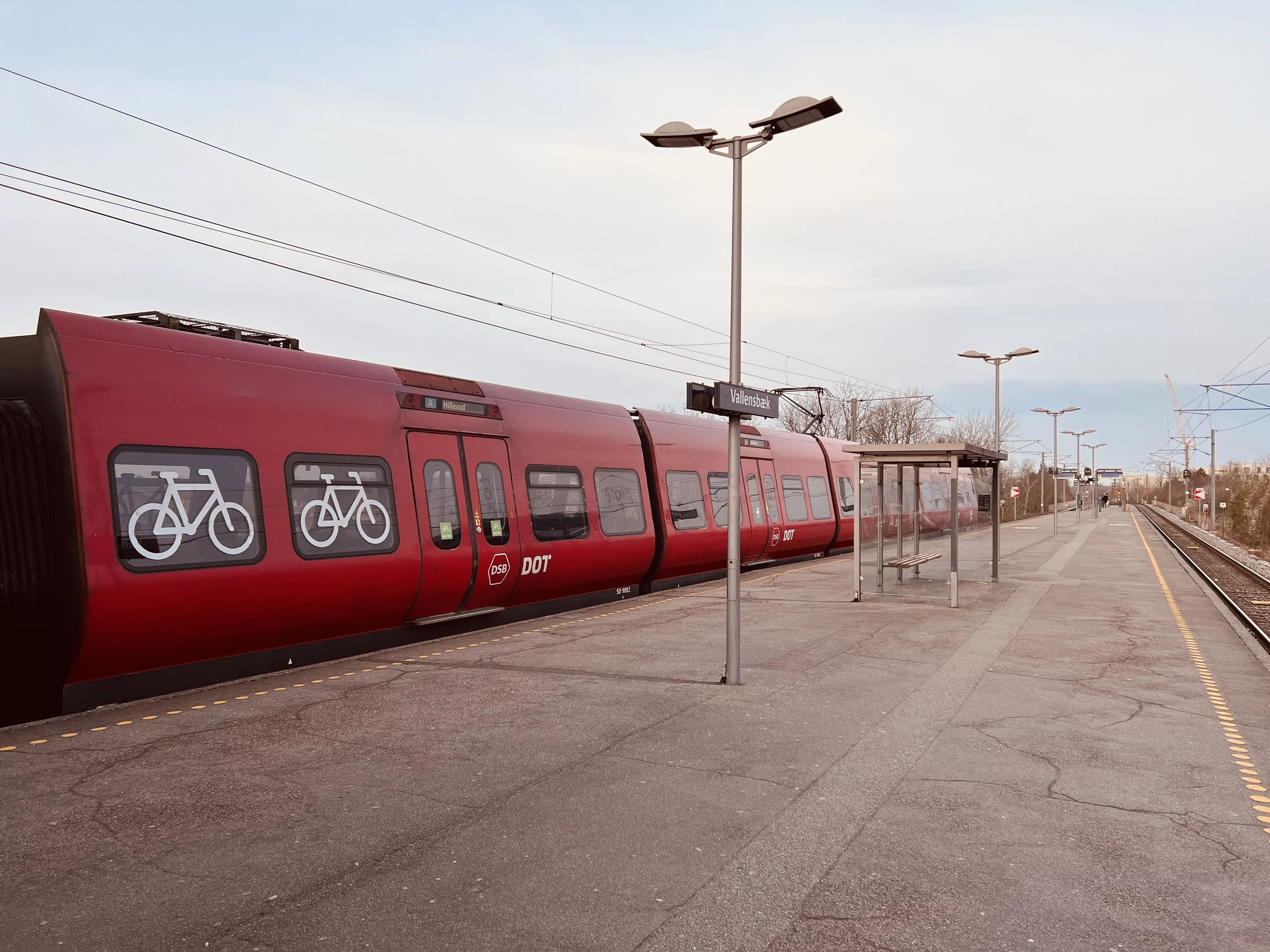 Billede af tog ud for Vallensbæk Station.