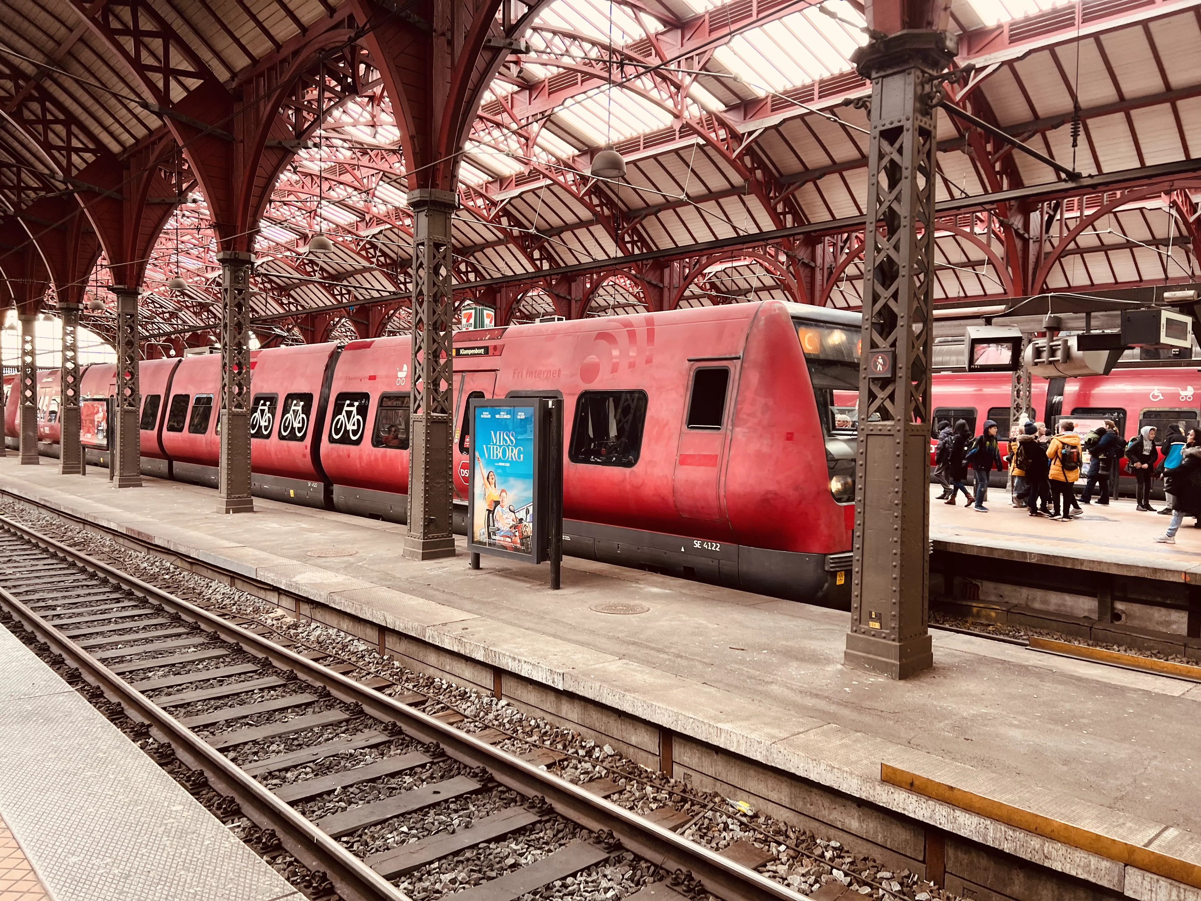 Billede af DSB SE 4122 fotograferet ud for København Hovedbanegård.