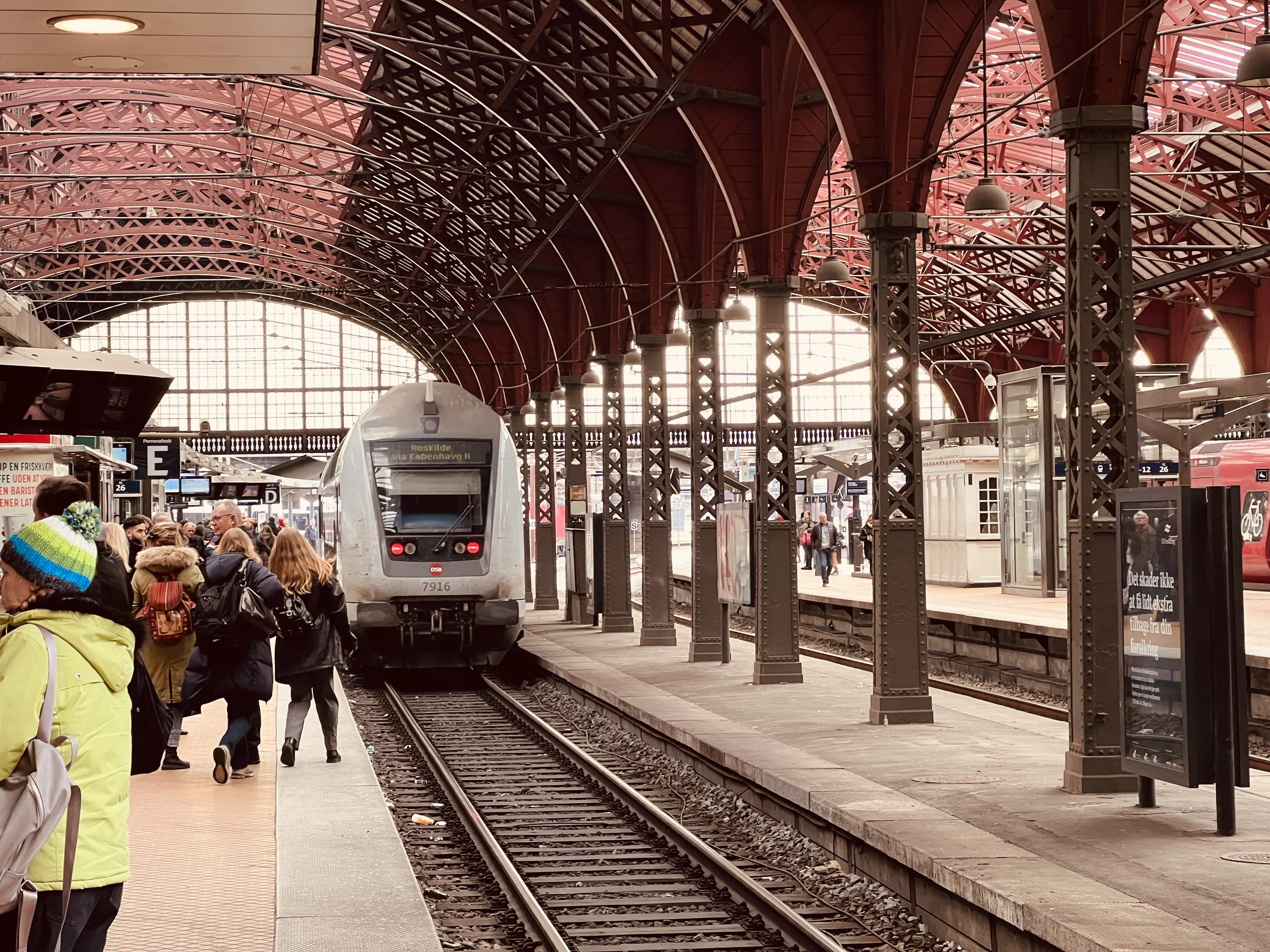 Billede af tog ud for København Hovedbanegård.