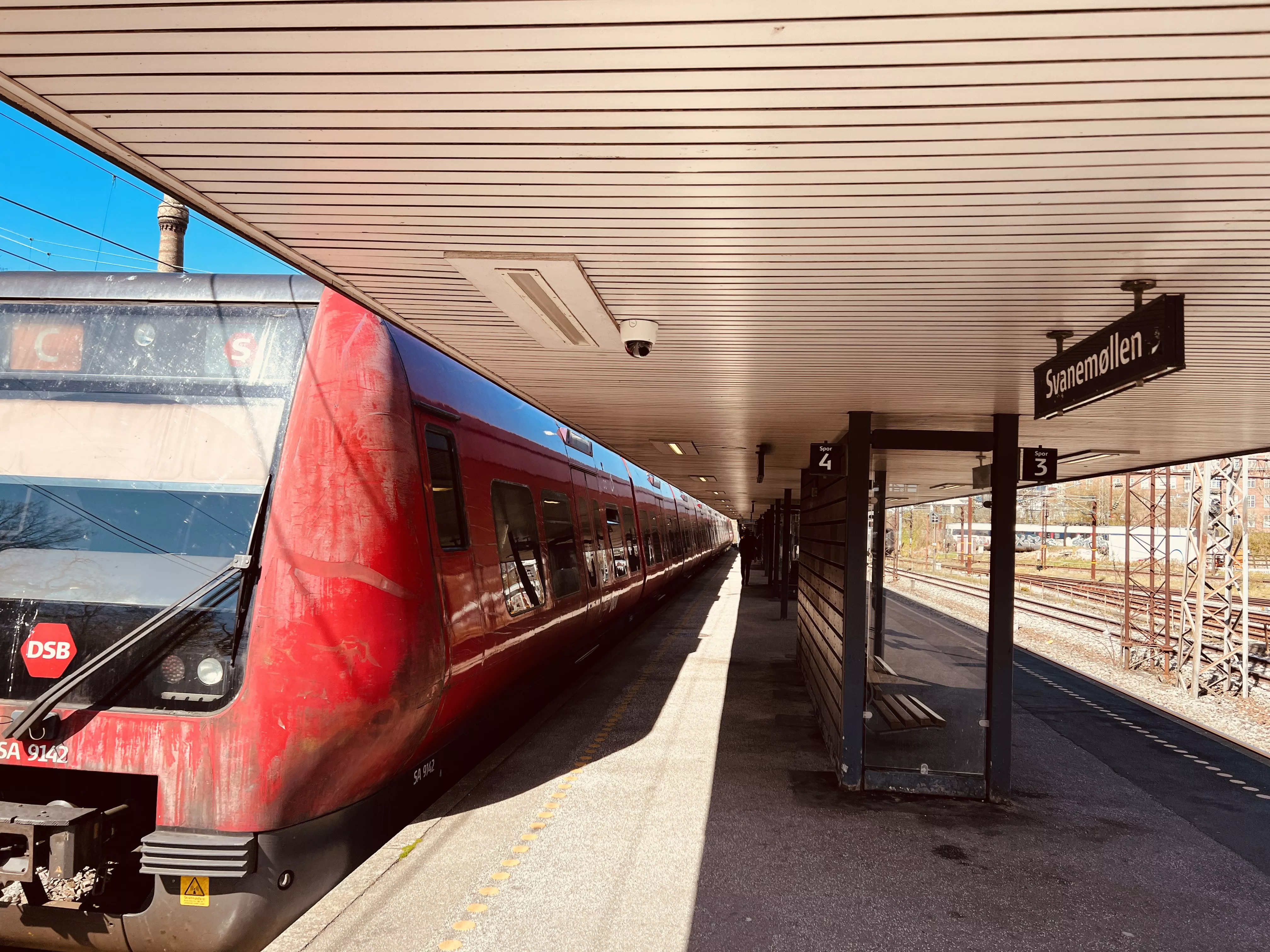 Billede af tog ud for Svanemøllen S-togsstation.