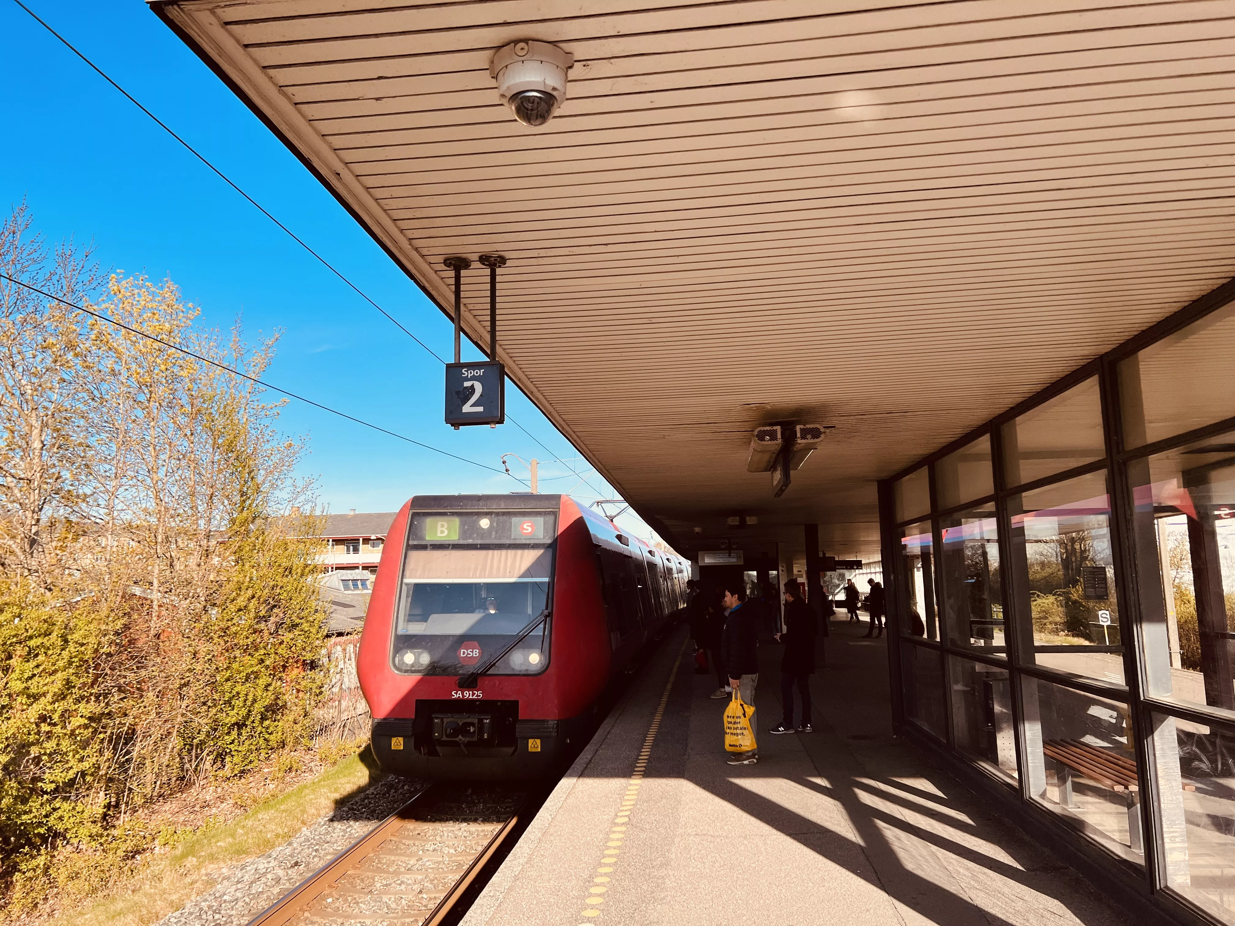 Billede af tog ud for Kildebakke Station.