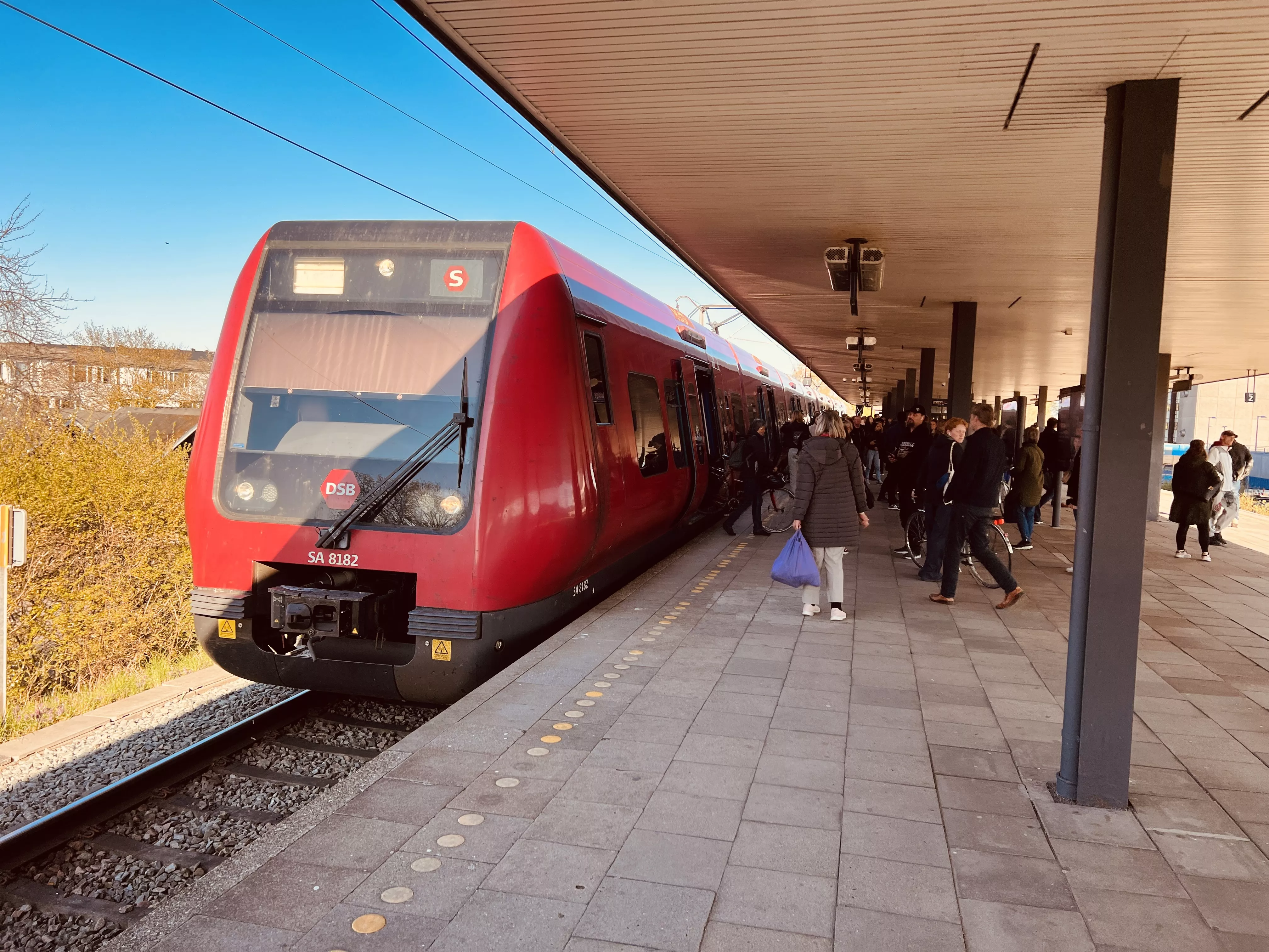 Billede af tog ud for Buddinge S-togstrinbræt.