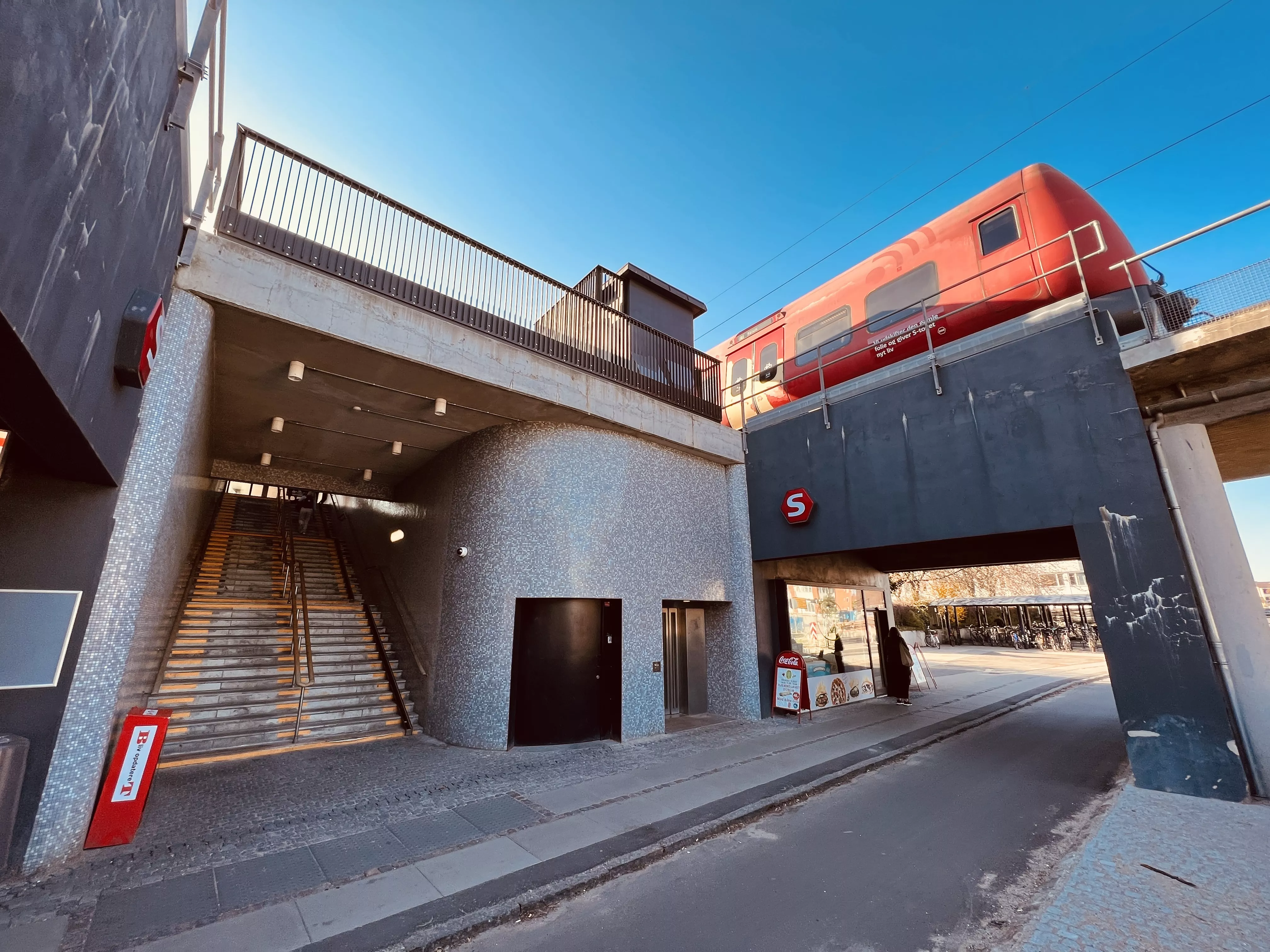 Billede af tog ud for Buddinge S-togstrinbræt.