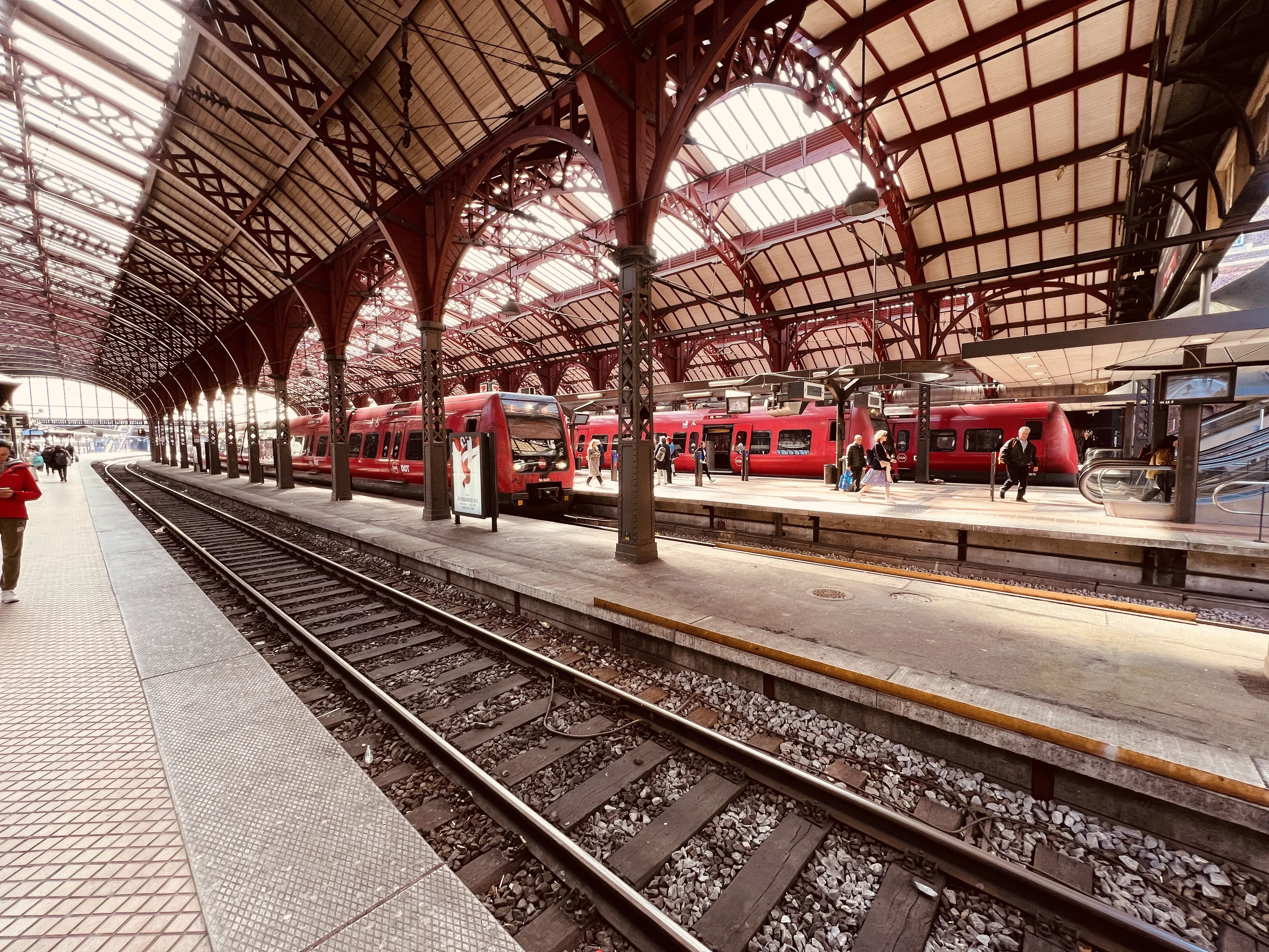 Billede af tog ud for København Hovedbanegård.