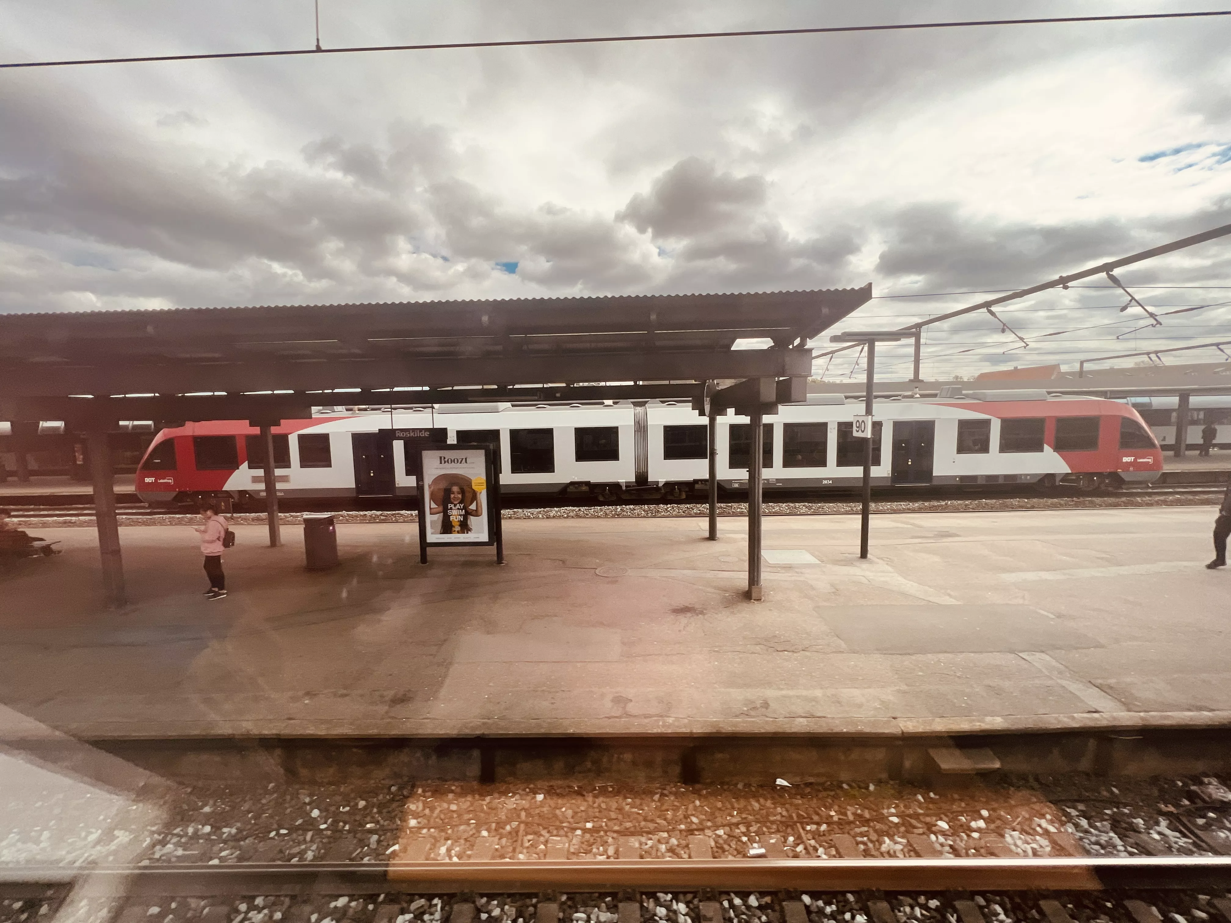 Billede af tog ud for Roskilde Station.