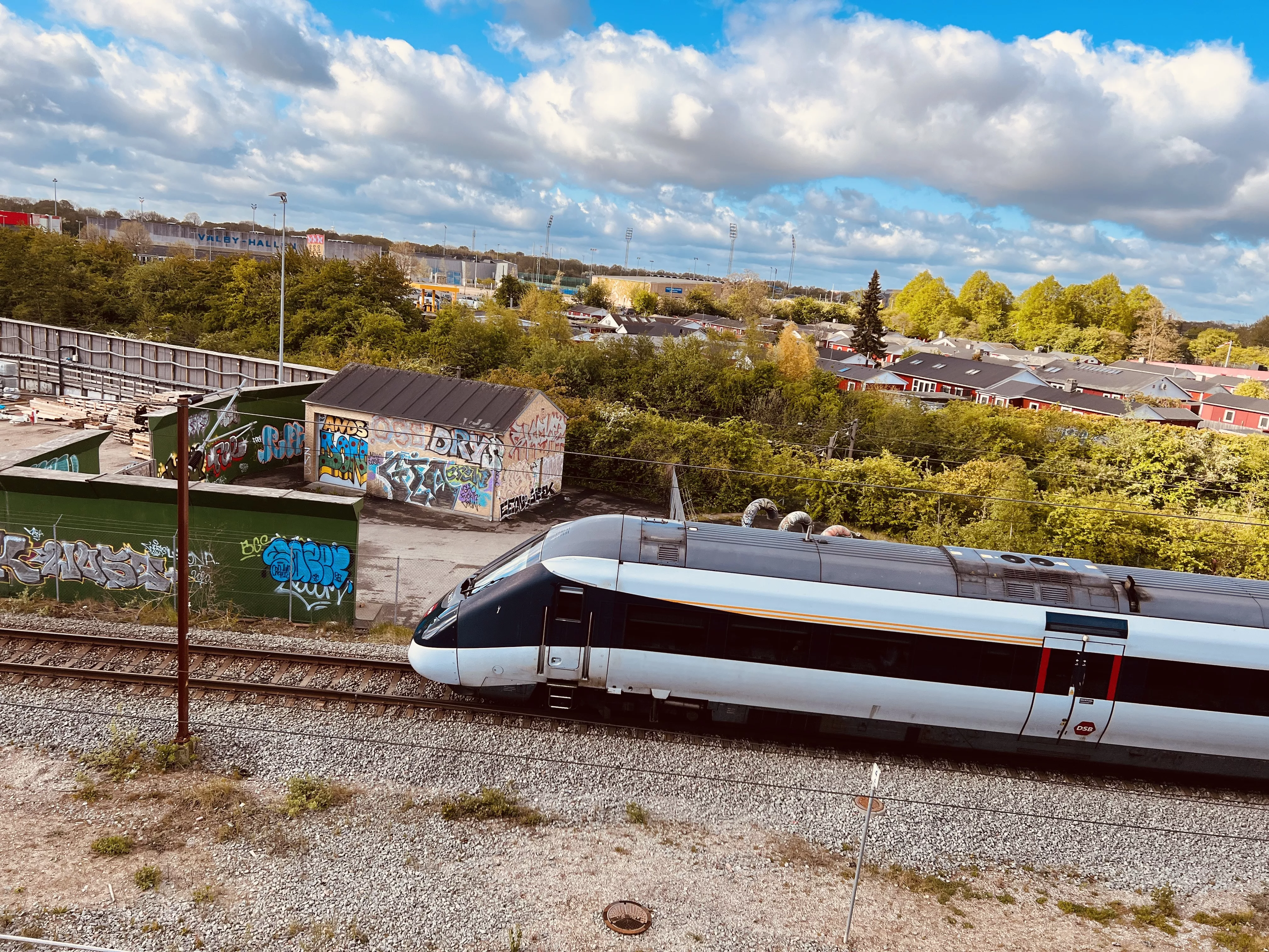 Billede af tog ud for Ny Ellebjerg Station.