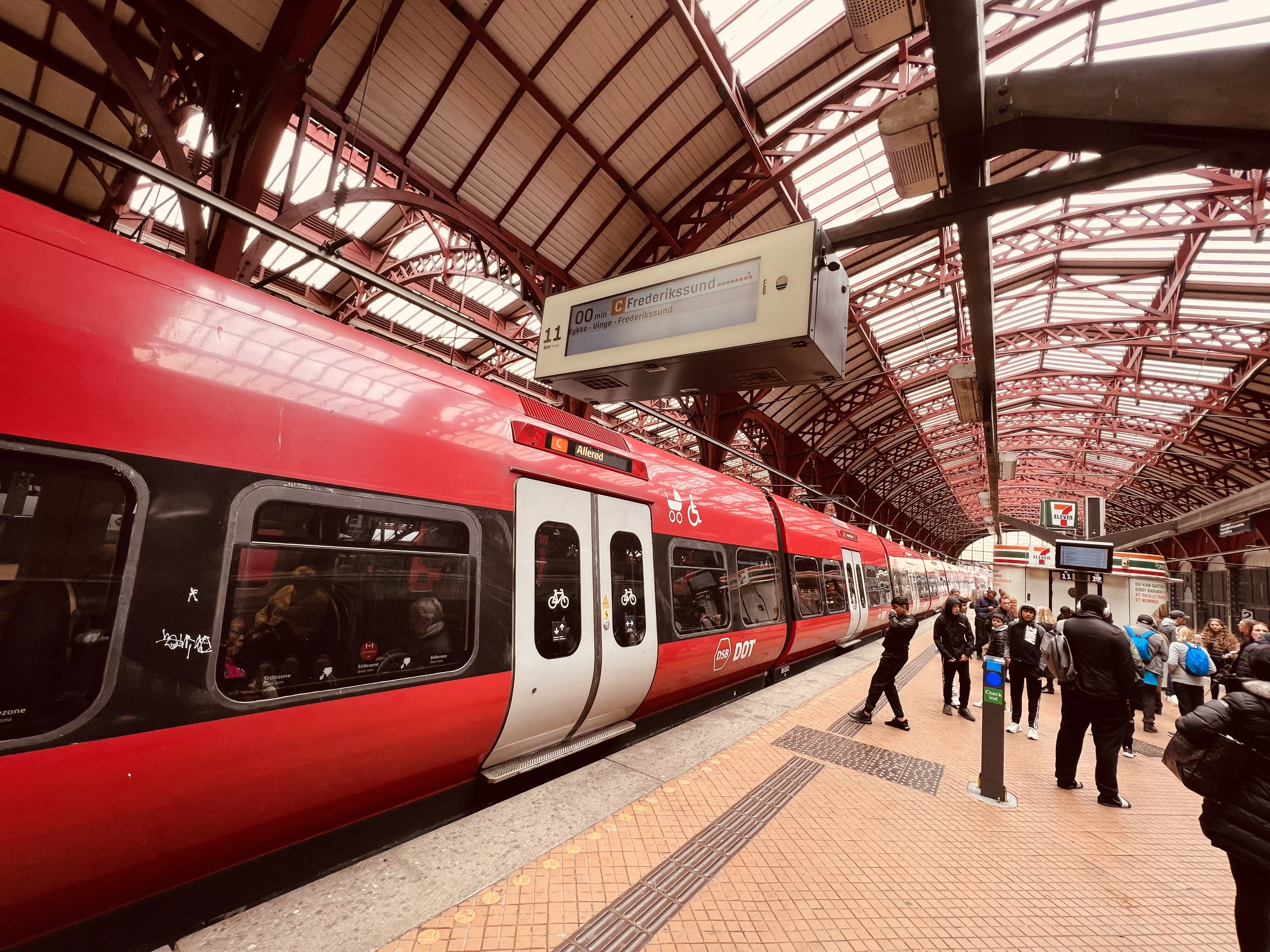 Billede af tog ud for København Hovedbanegård.