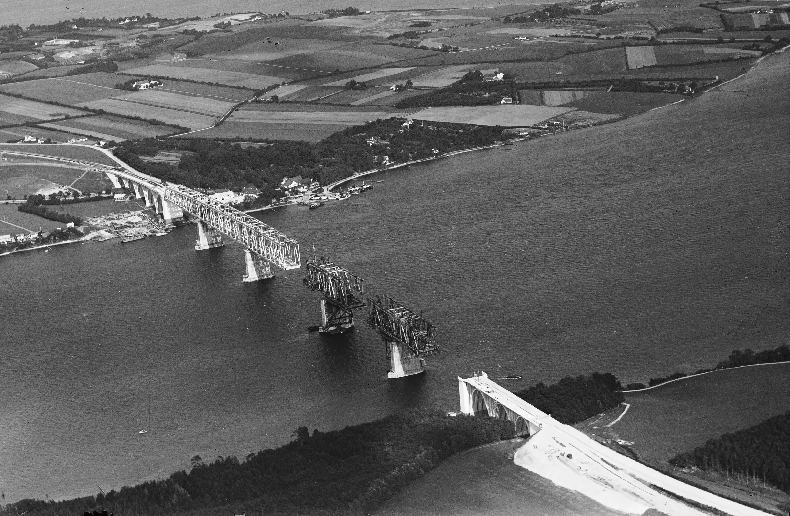 Billede af bygning af Broen Trinbræt og Lillebæltsbroen.