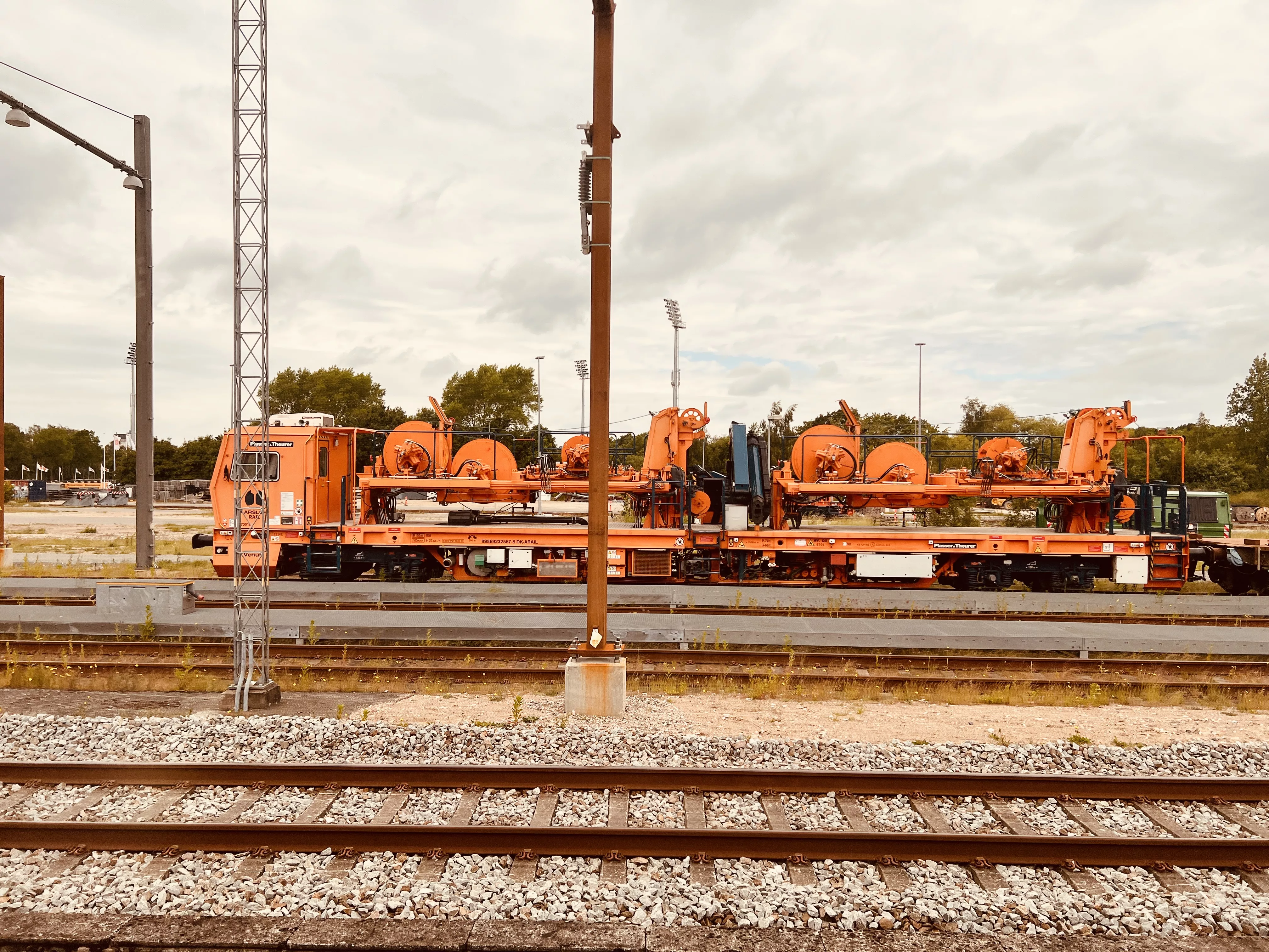 Billede af tog ud for Nykøbing Falster Station.