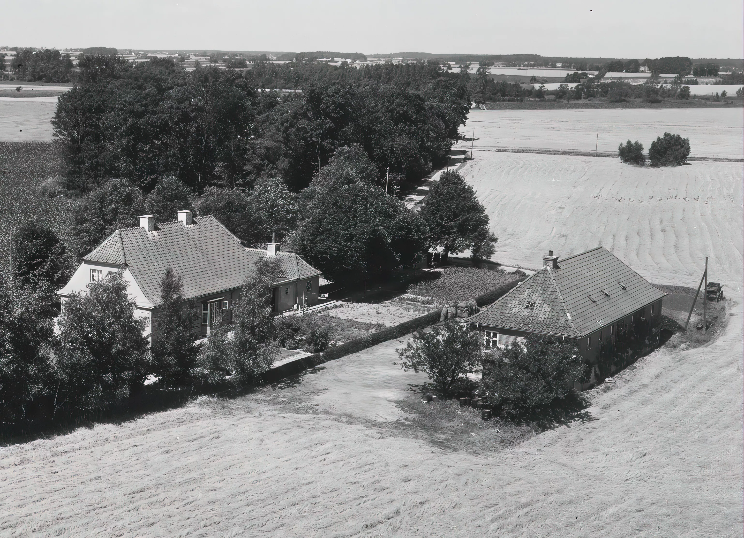 Billede af Lindet Station og det private pakhus, tilhørende Aktieselskabet C. A. Qvade & Co, til højre i billedet.