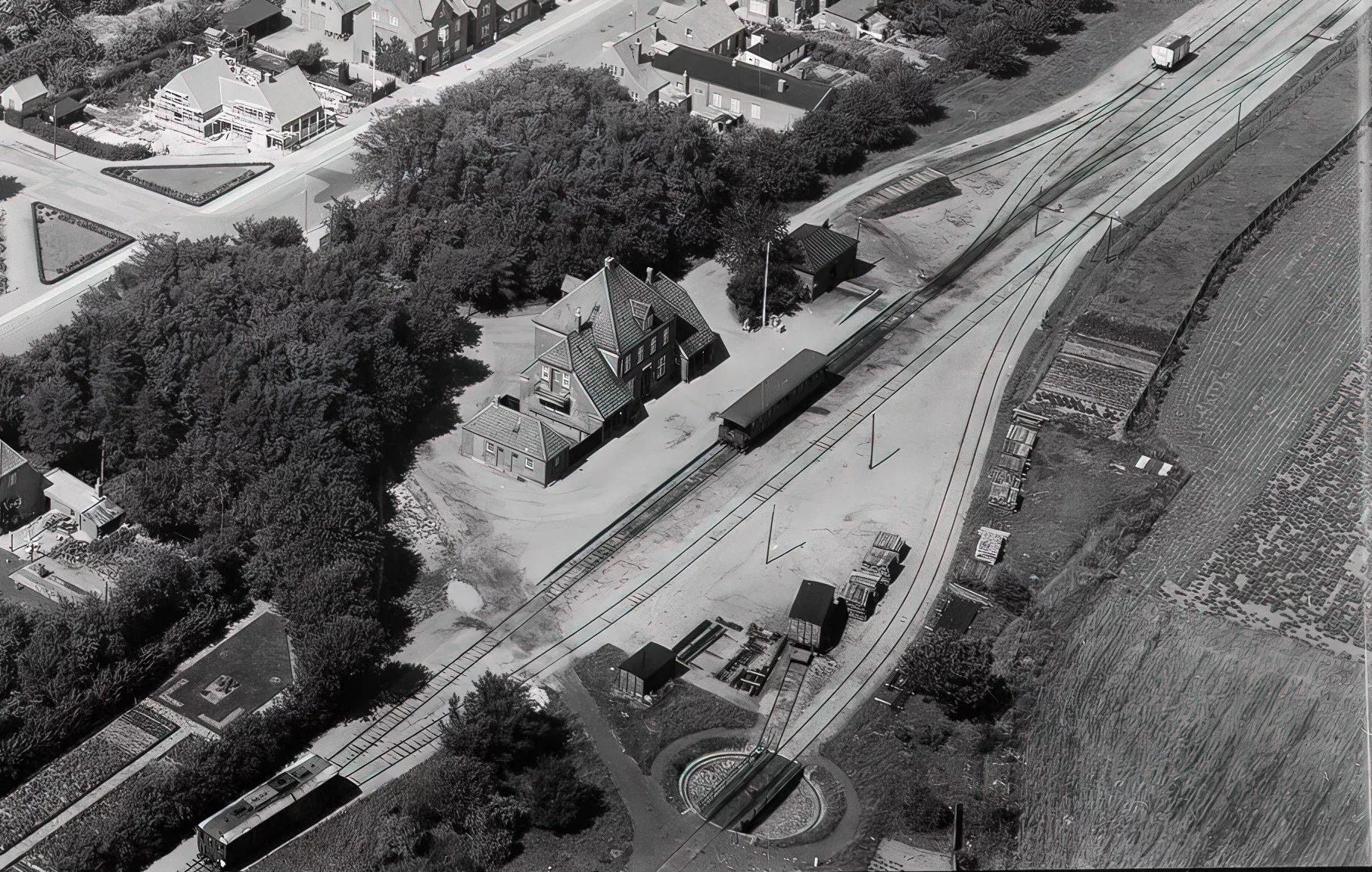 Billede af Rødbyhavn Station med den specielle DEVA M1 dieselelektriske motorlokomotiv fra 1923 nederst til venstre i billedet.