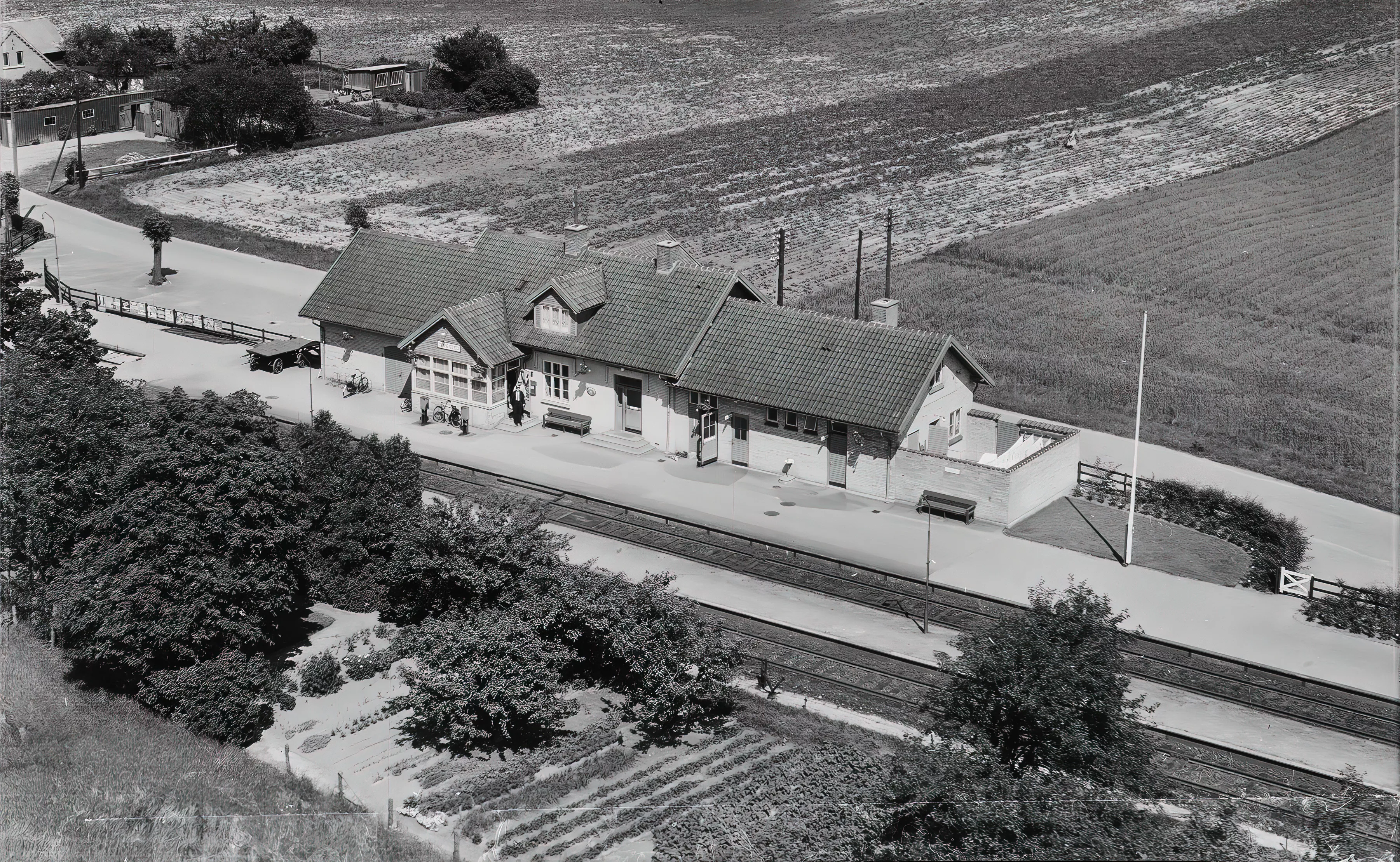 Billede af Tingsted Station kort efter ombygningen, som fandt sted i 1951.