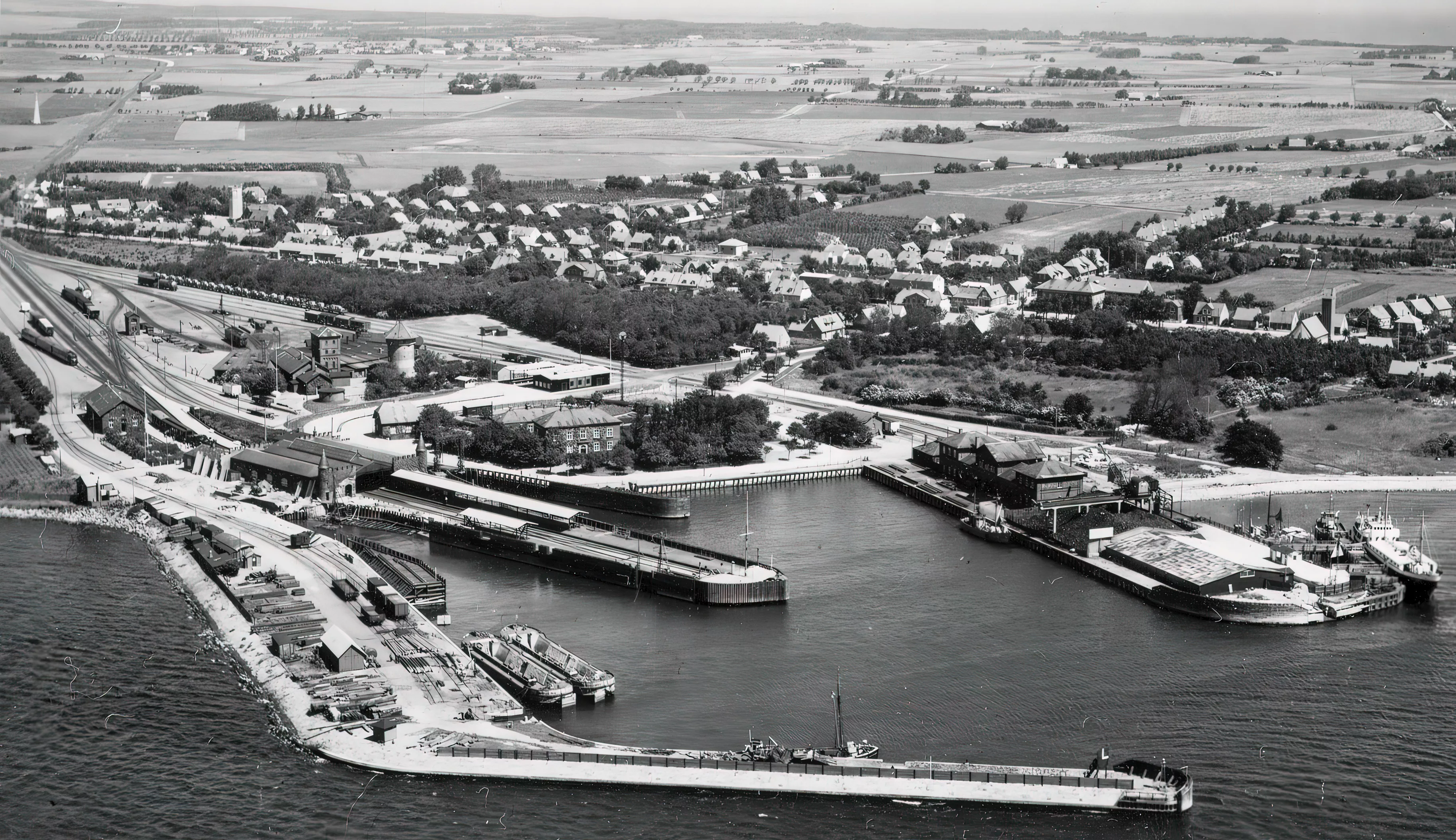 Billede af Gedser Station til højre for midten af billedet.