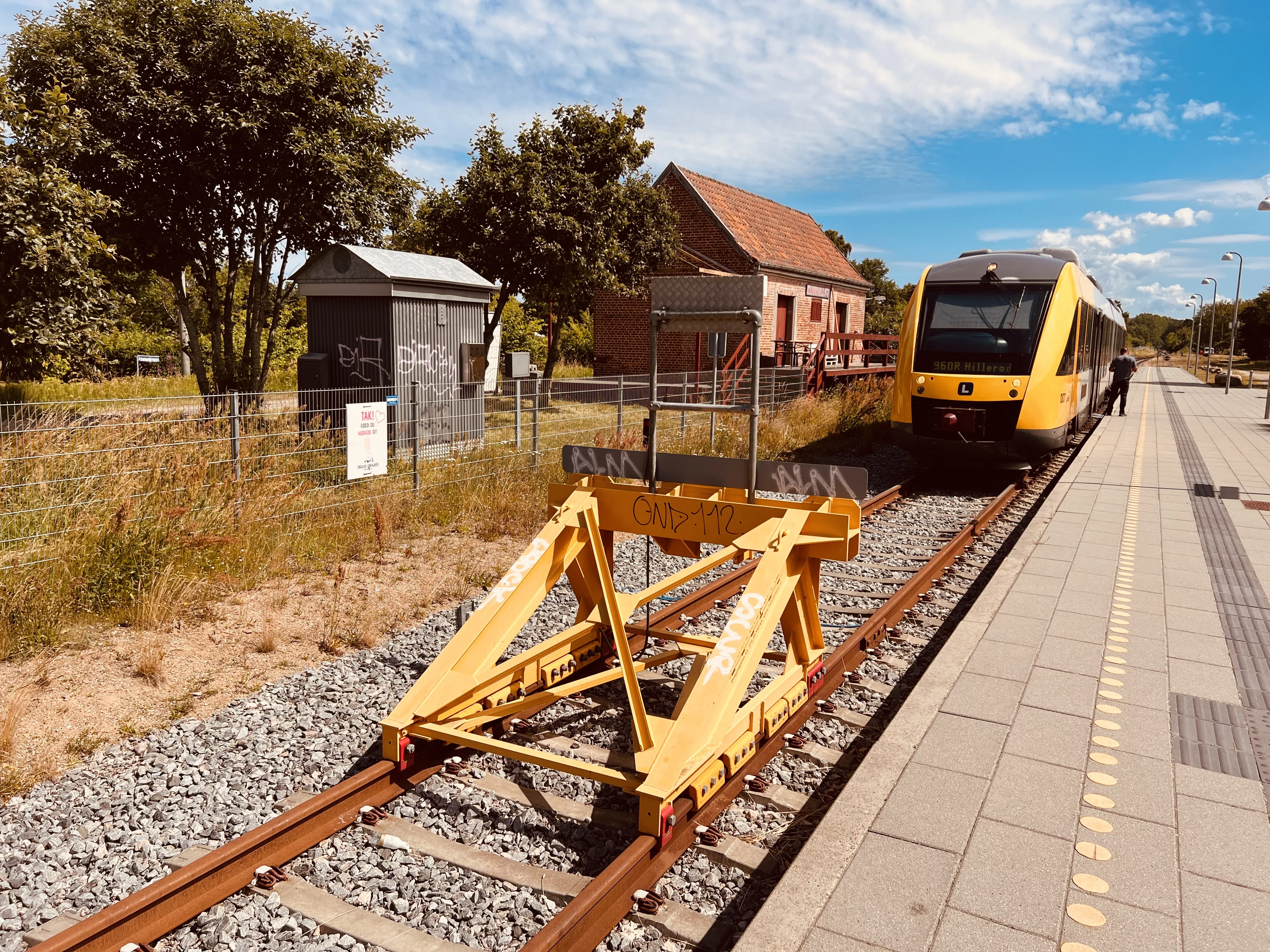 Billede af tog ud for Tisvildeleje Station.