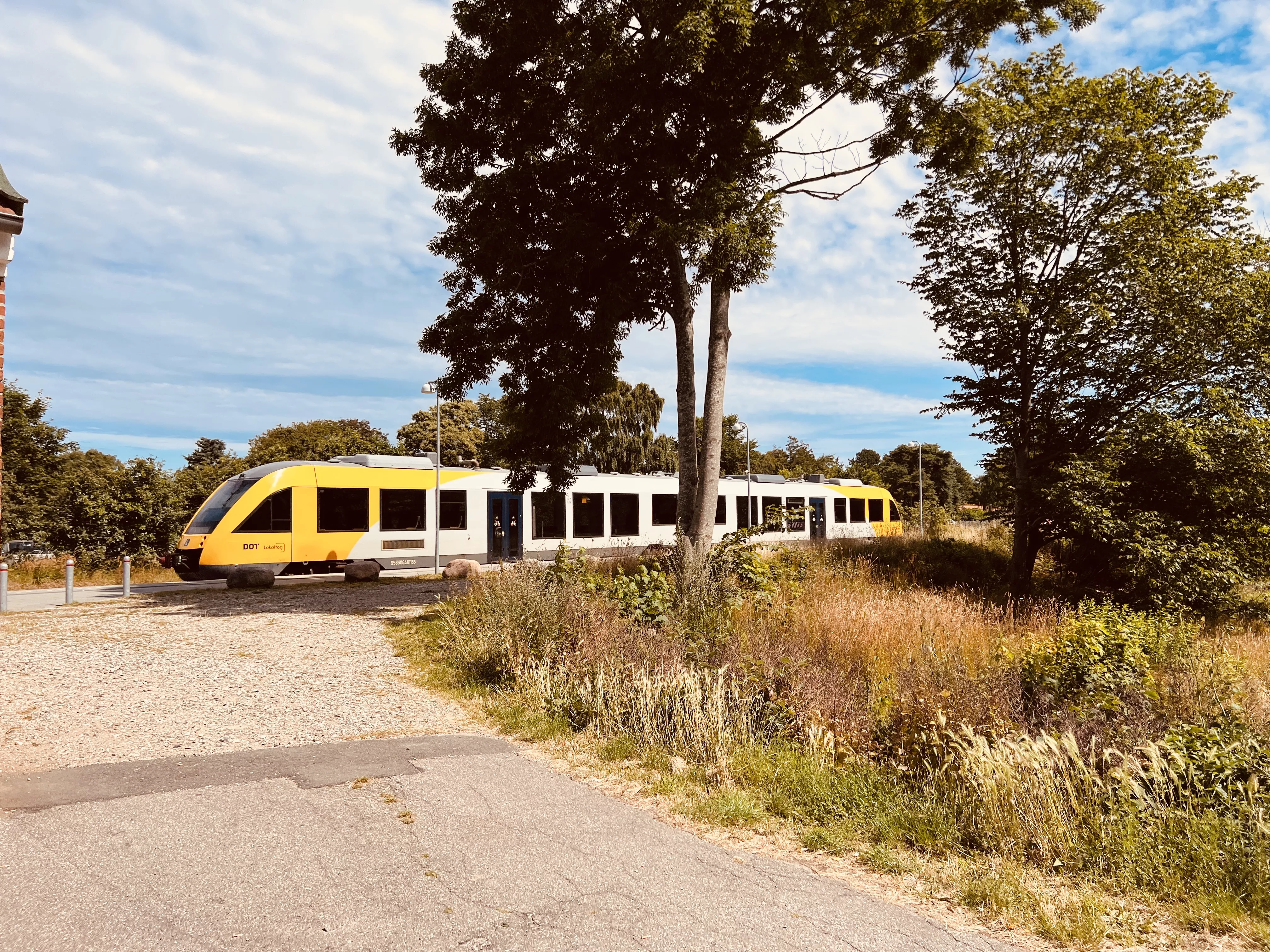 Billede af tog ud for Tisvildeleje Station.