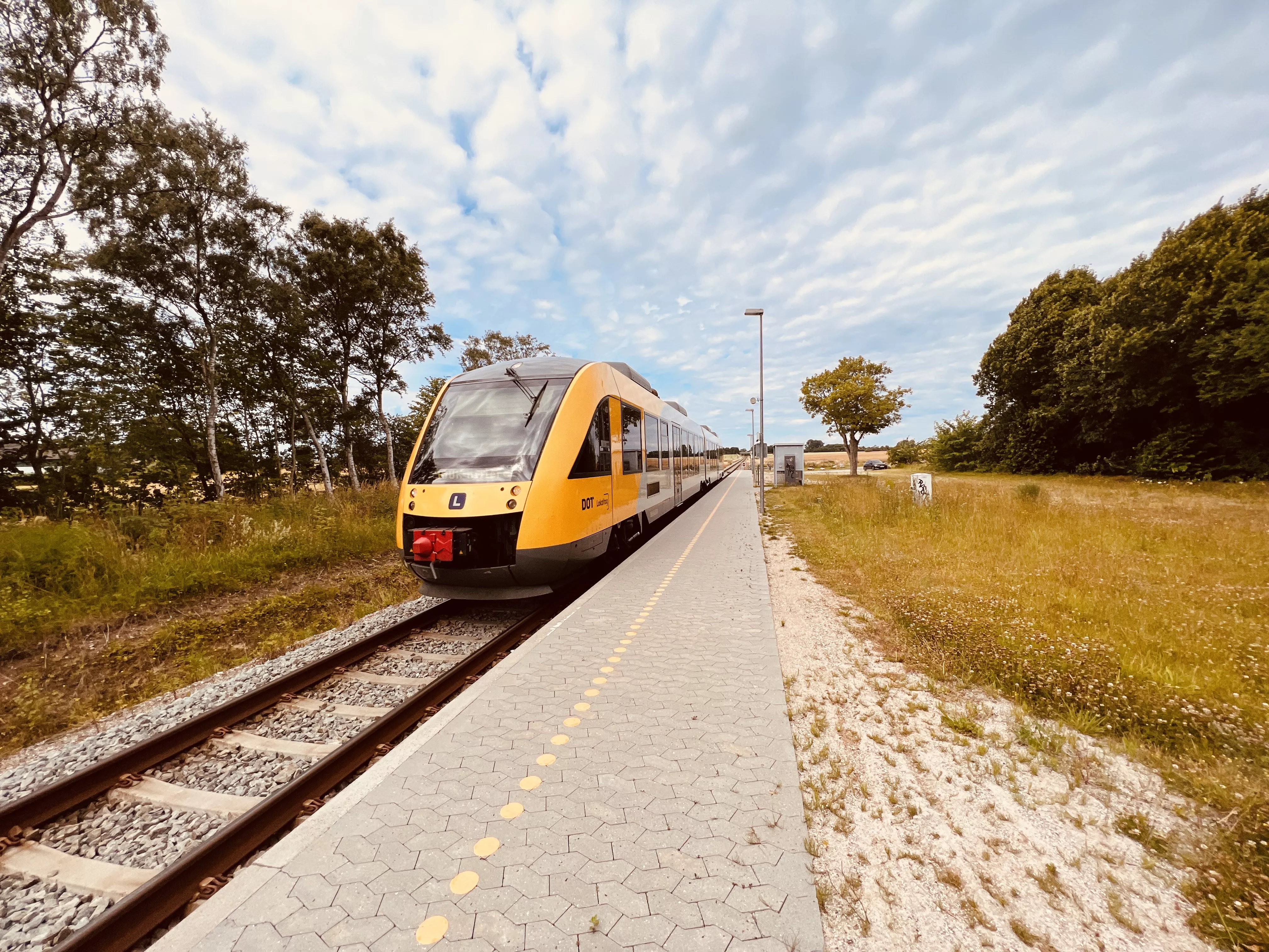 Billede af tog ud for Ørby Trinbræt.