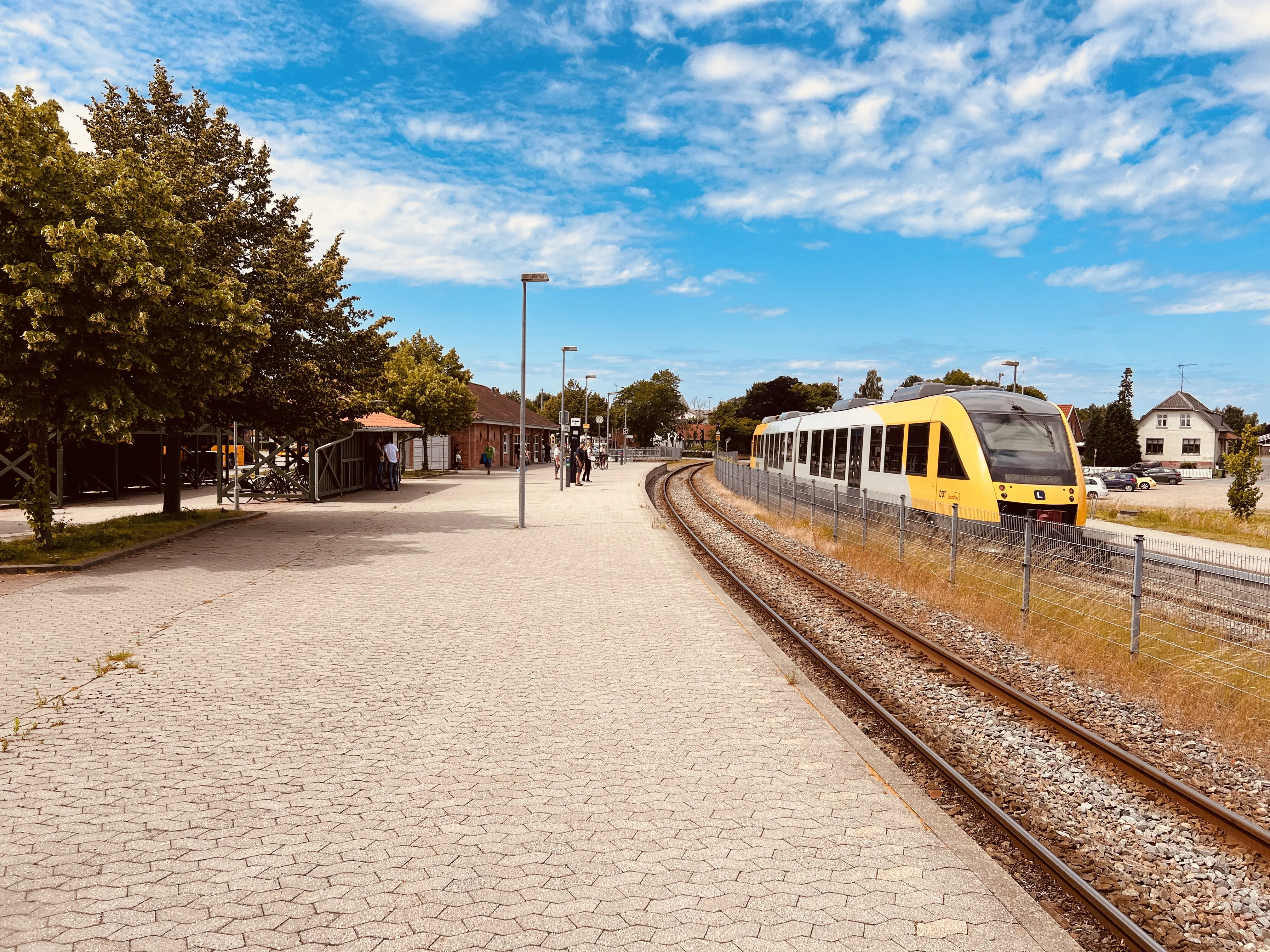 Billede af tog ud for Helsinge Station.