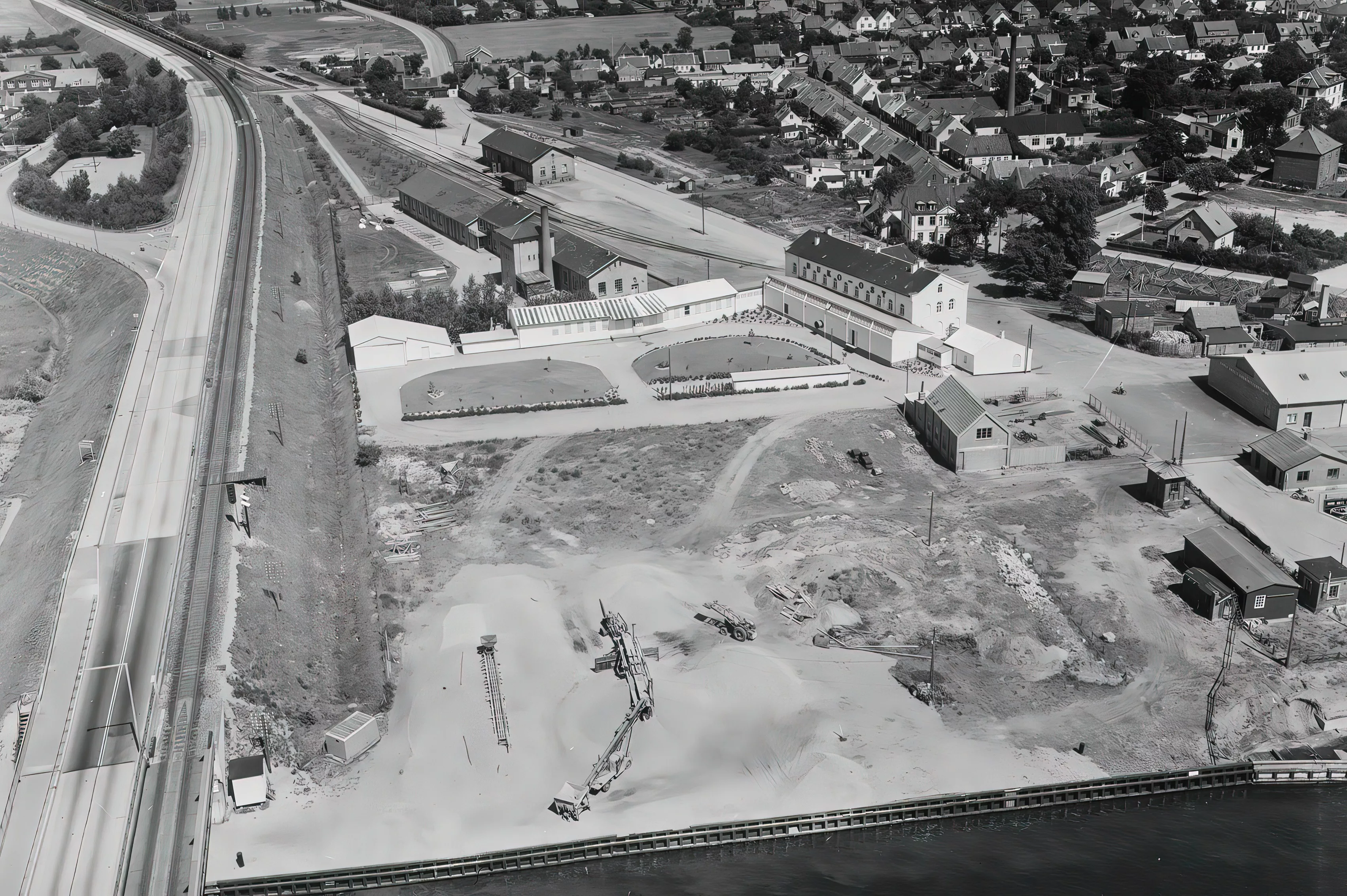 Billede af Masnedsund Station - nu med den meter høje påskrift "BUKO - OST".
