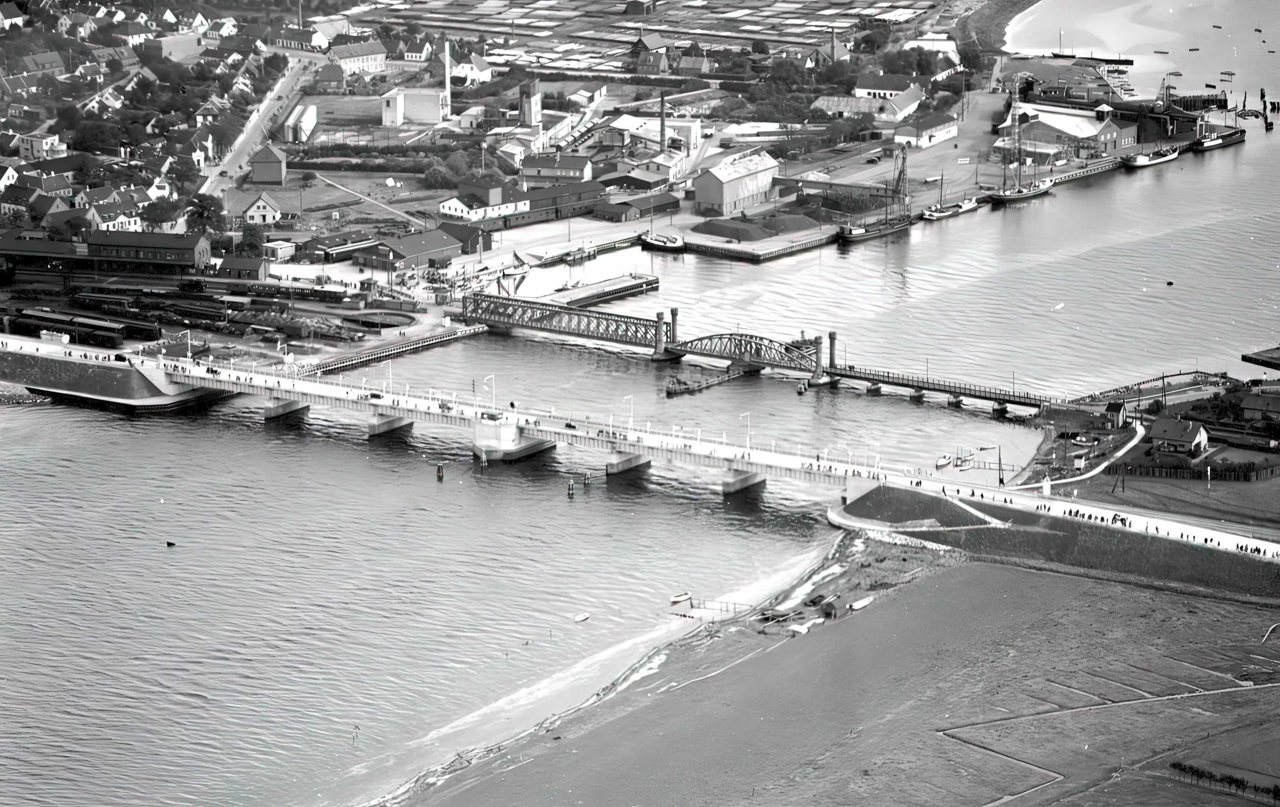 Billede af indvielsen af Storstrømsbroen her med paradekørsel over Masnedsundsbroen den 26. september 1937.