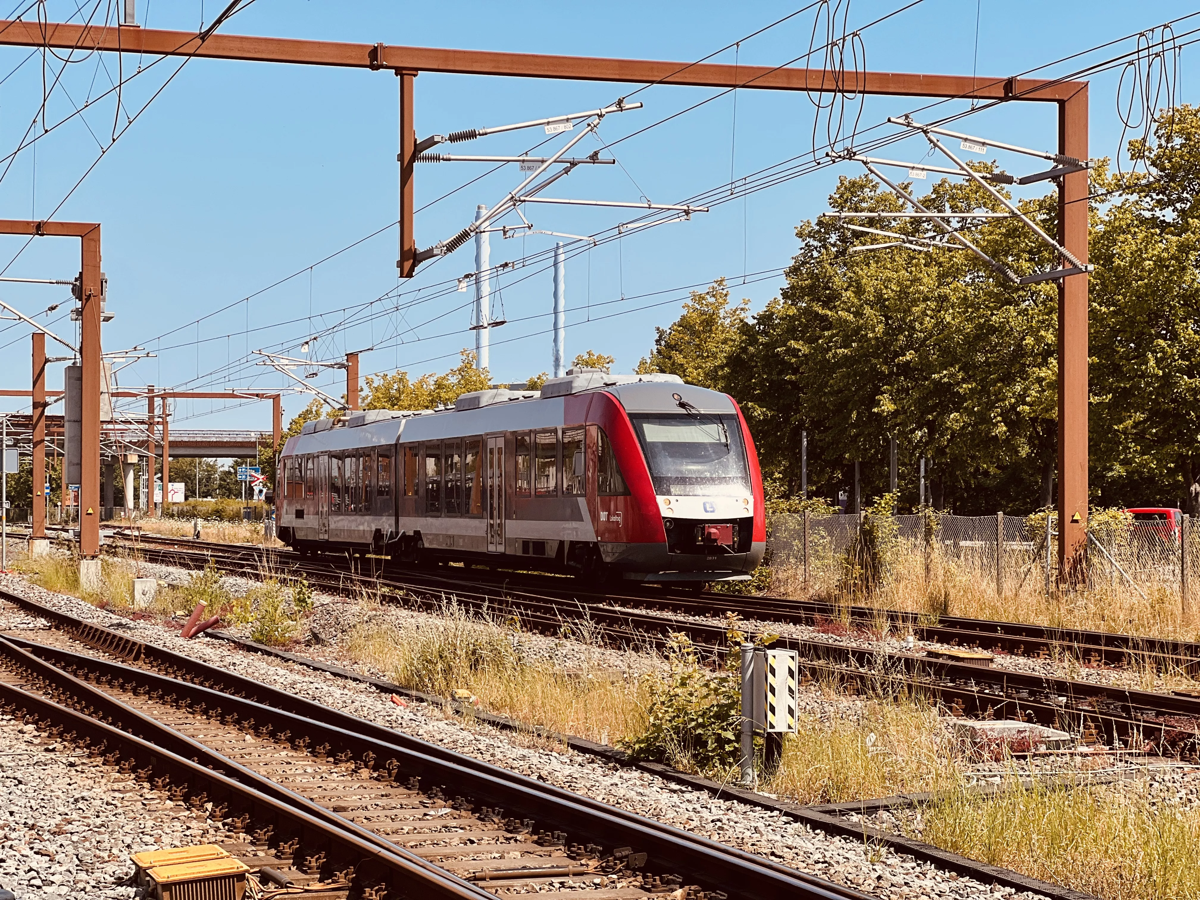 Billede af tog ud for Køge Station.
