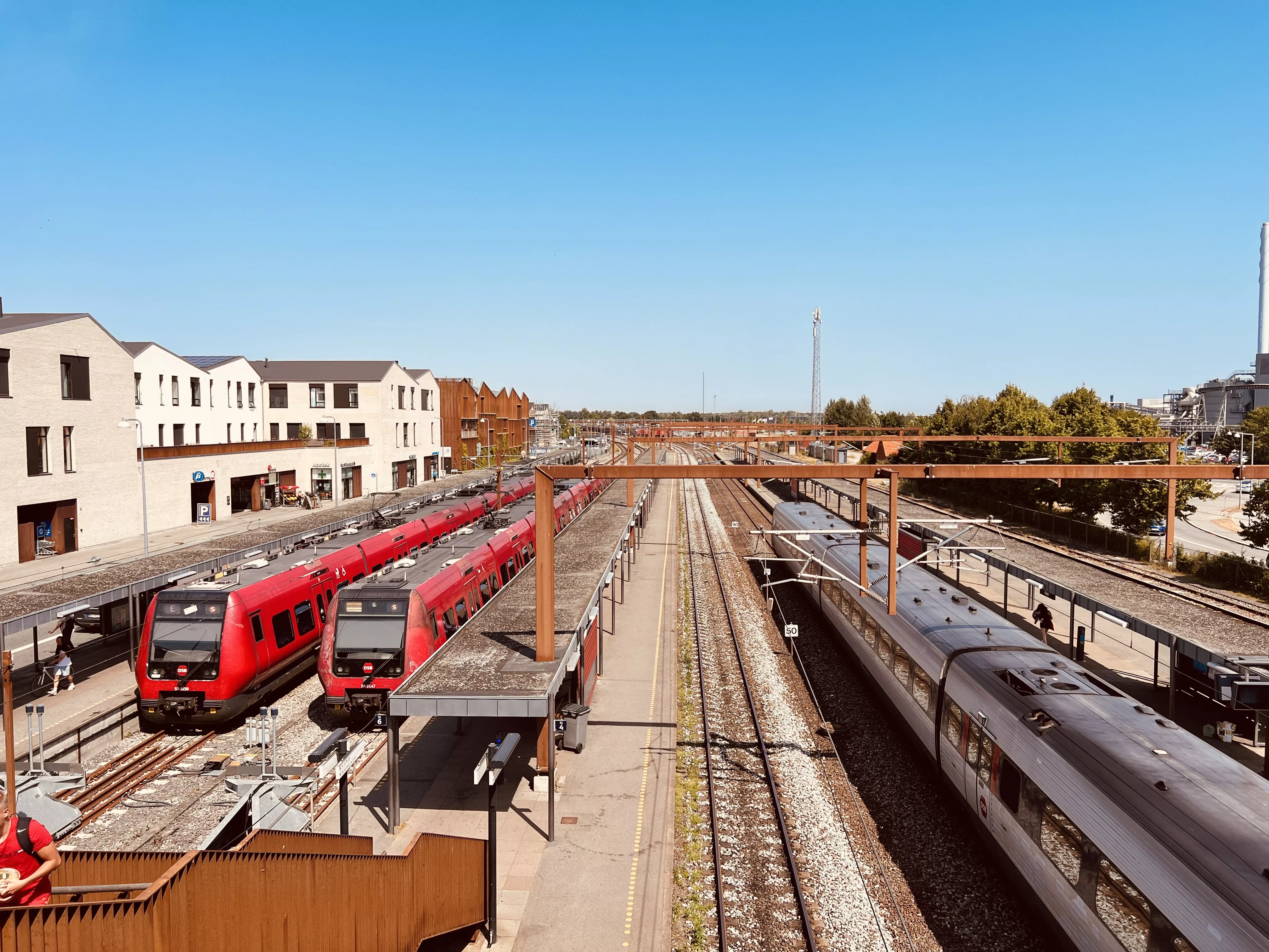 Billede af tog ud for Køge Station.