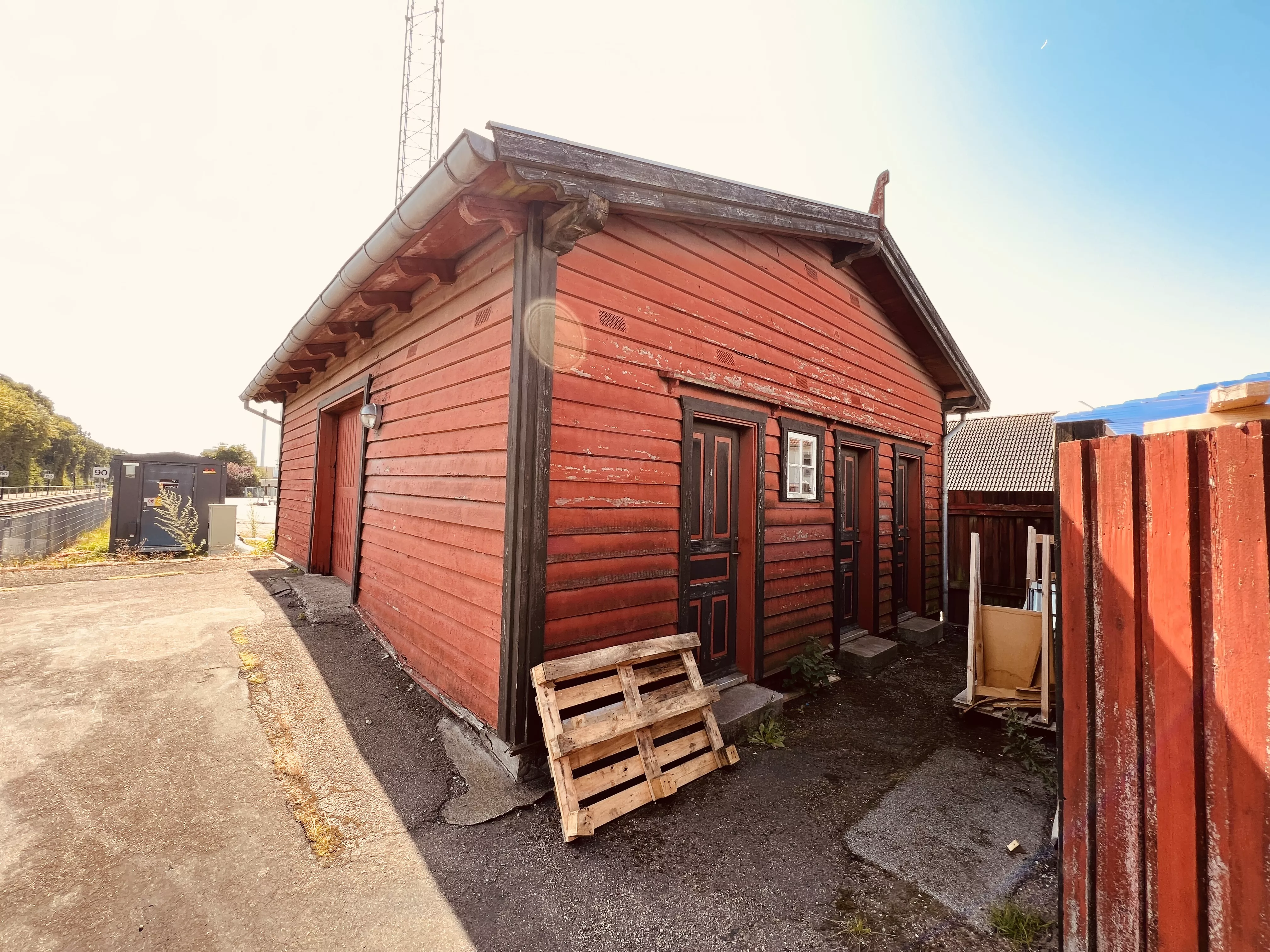 Billede af Lille Skensved Stations varehus med retirade.