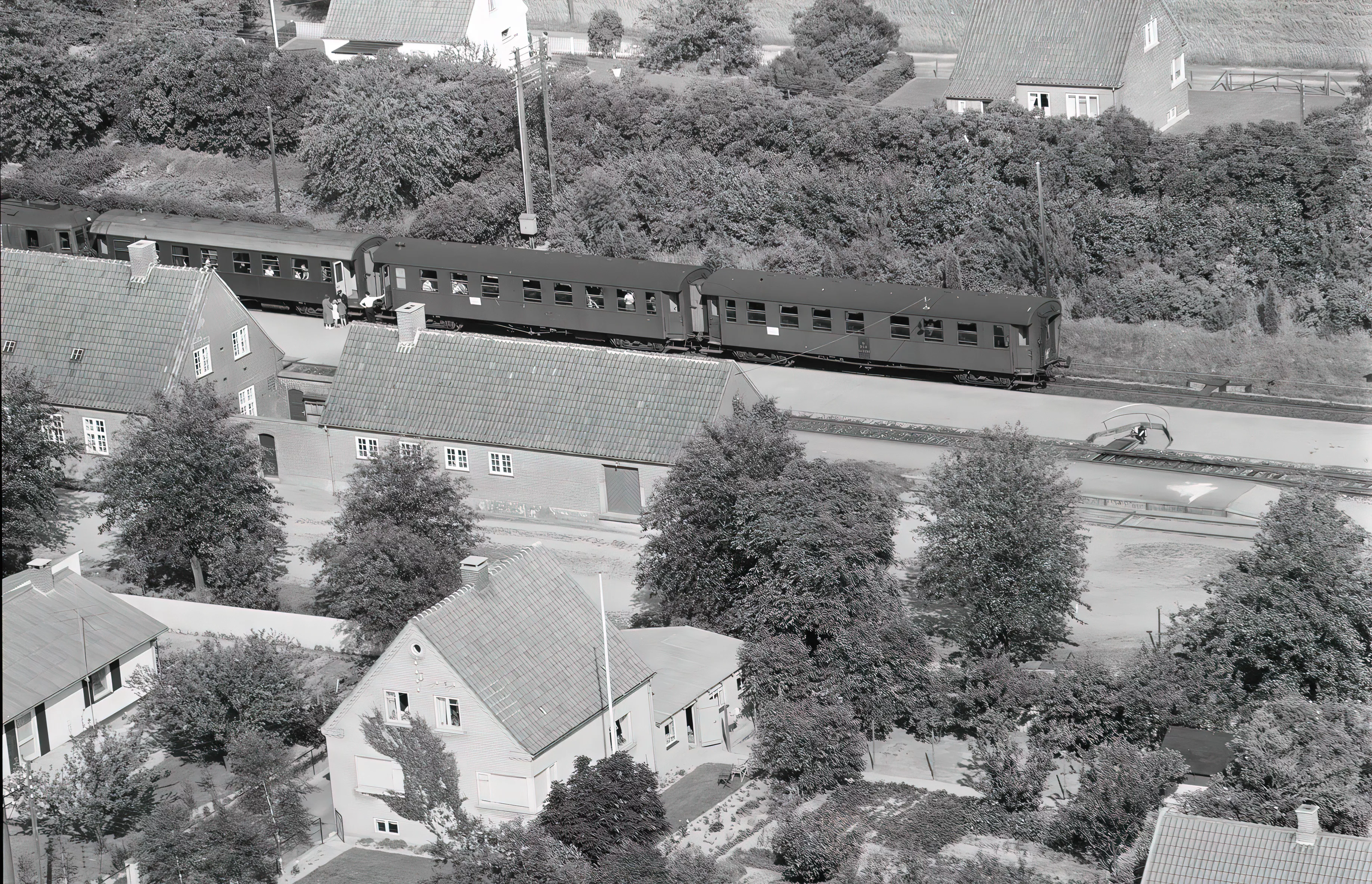 Billede af tog ud for Bråby Station.