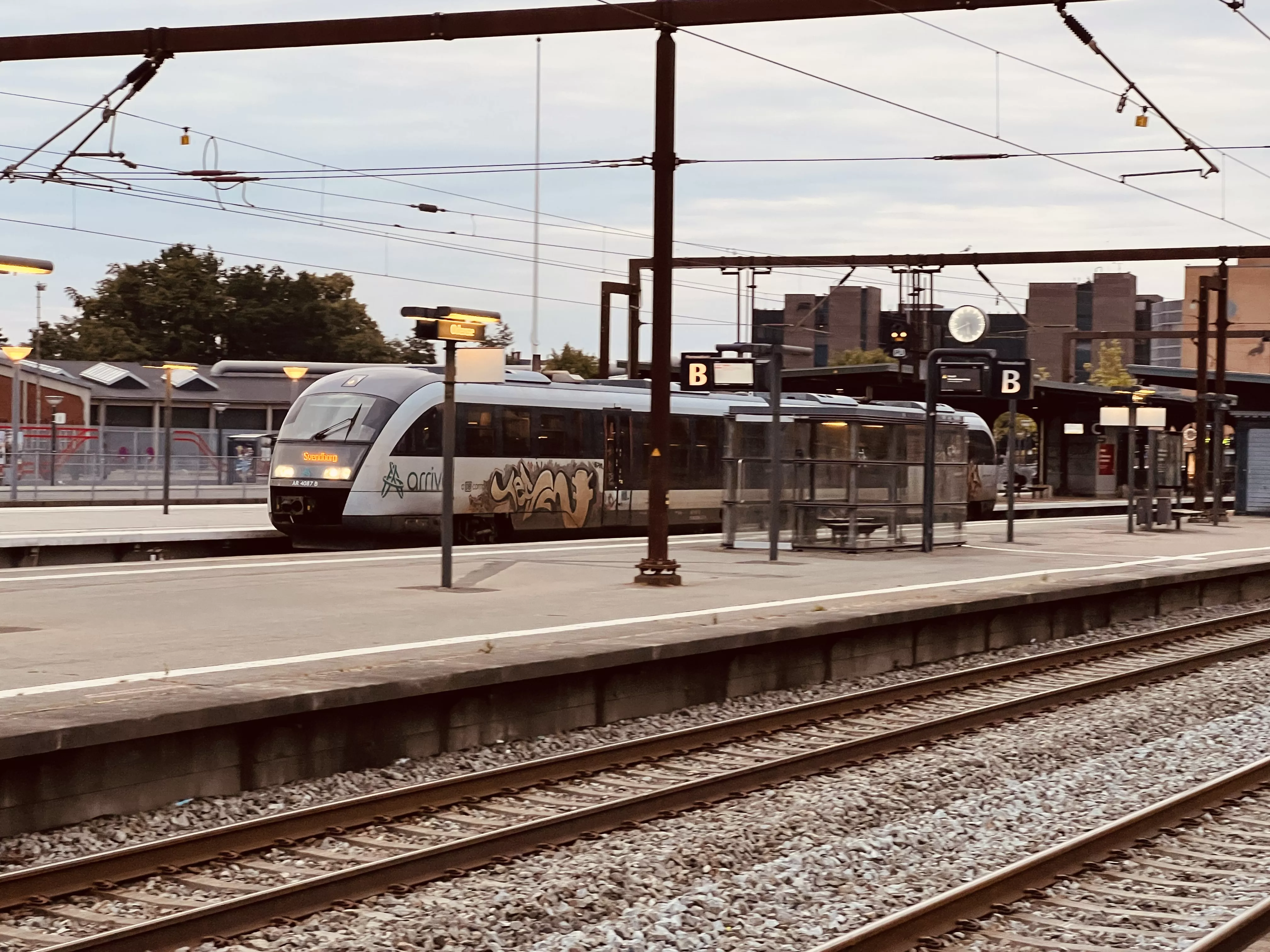 Billede af tog ud for Odense Banegård Center.