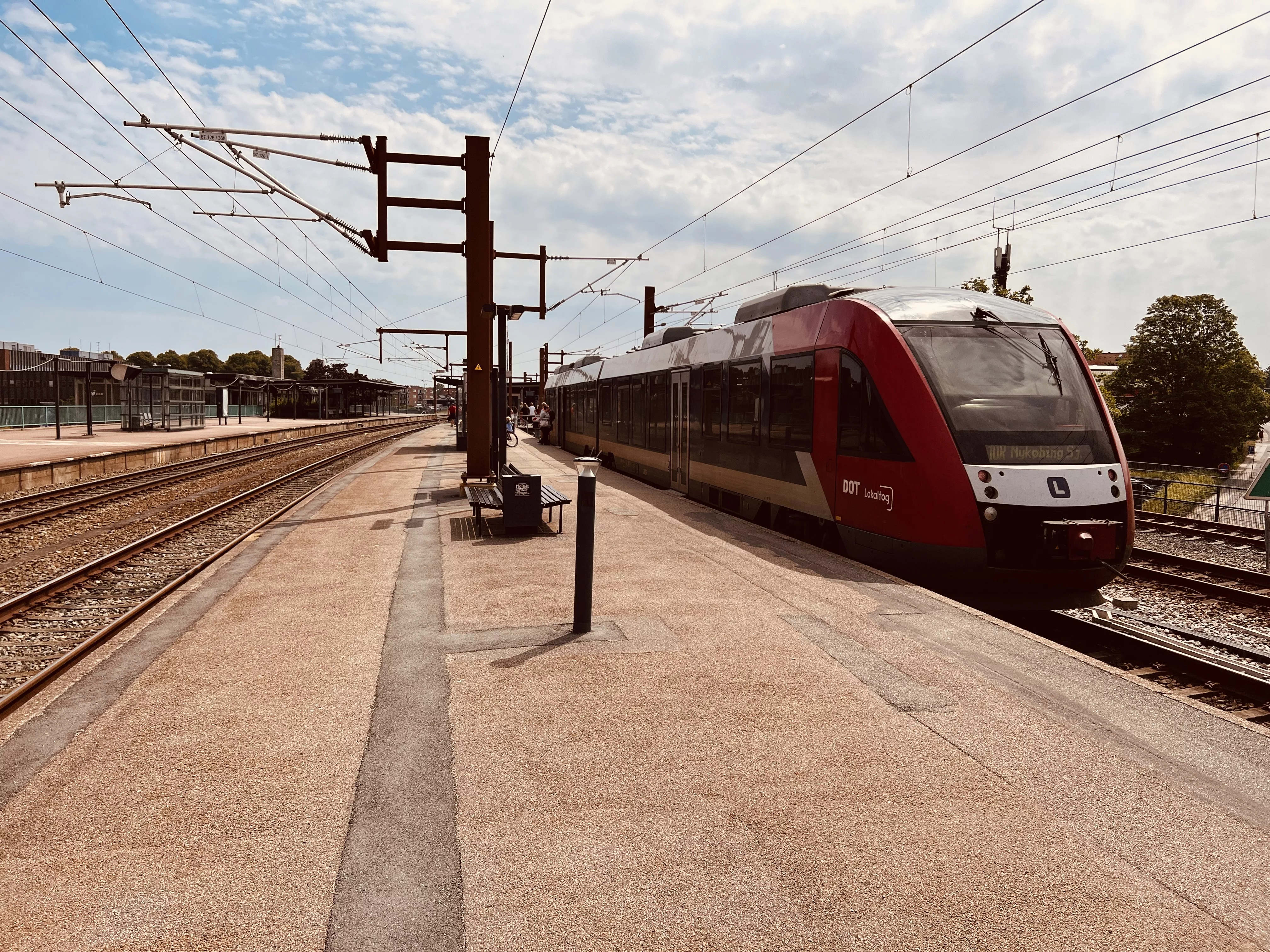 Billede af tog ud for Holbæk Station.