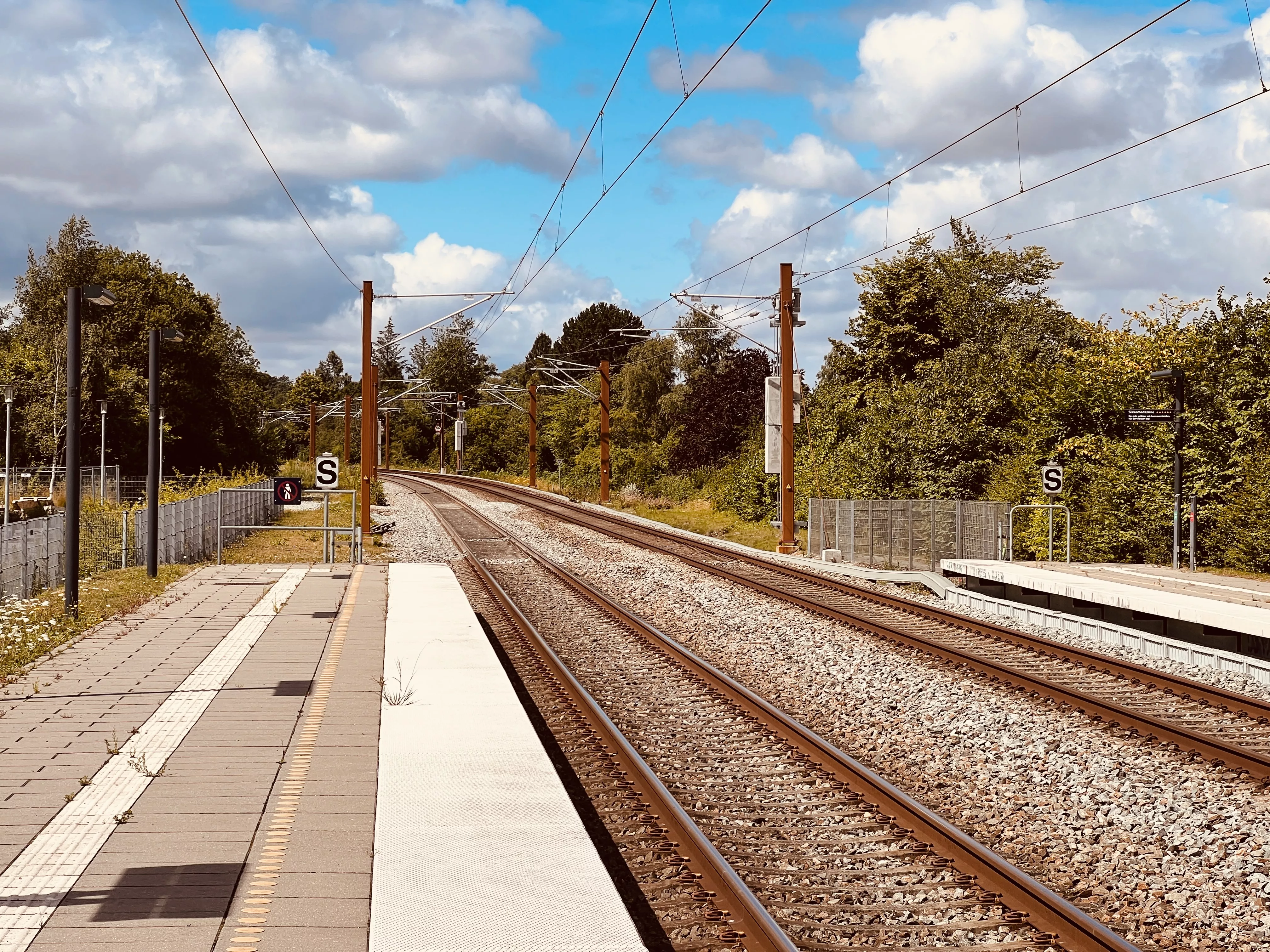 Billede af Hvalsø Stations ind og udkørsel.