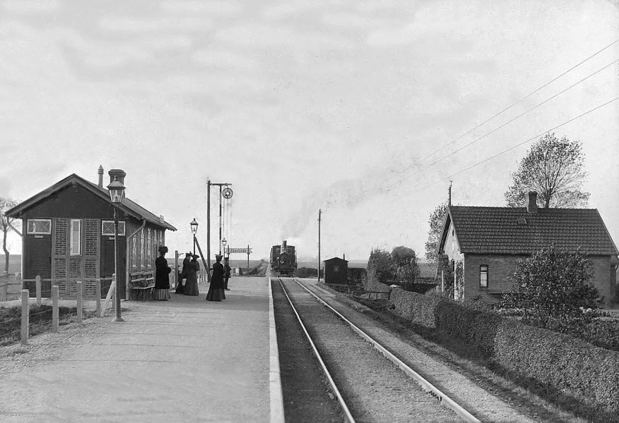 Billede af Skovlunde Billetsalgssted lige efter indvielsen og med toget kommer fra Ballerup.