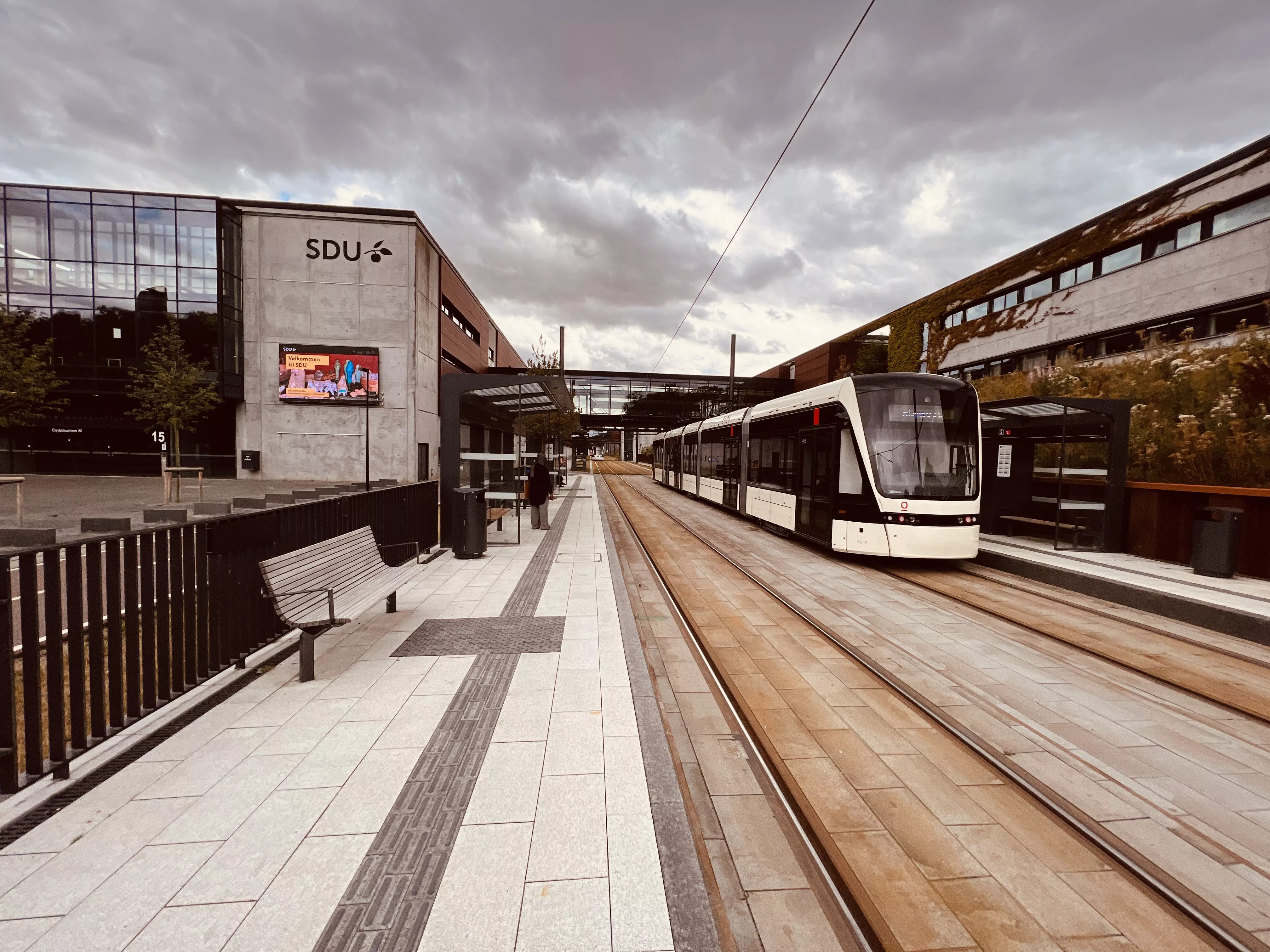 Billede af letbanetog ud for Campus Odense Letbanestation.