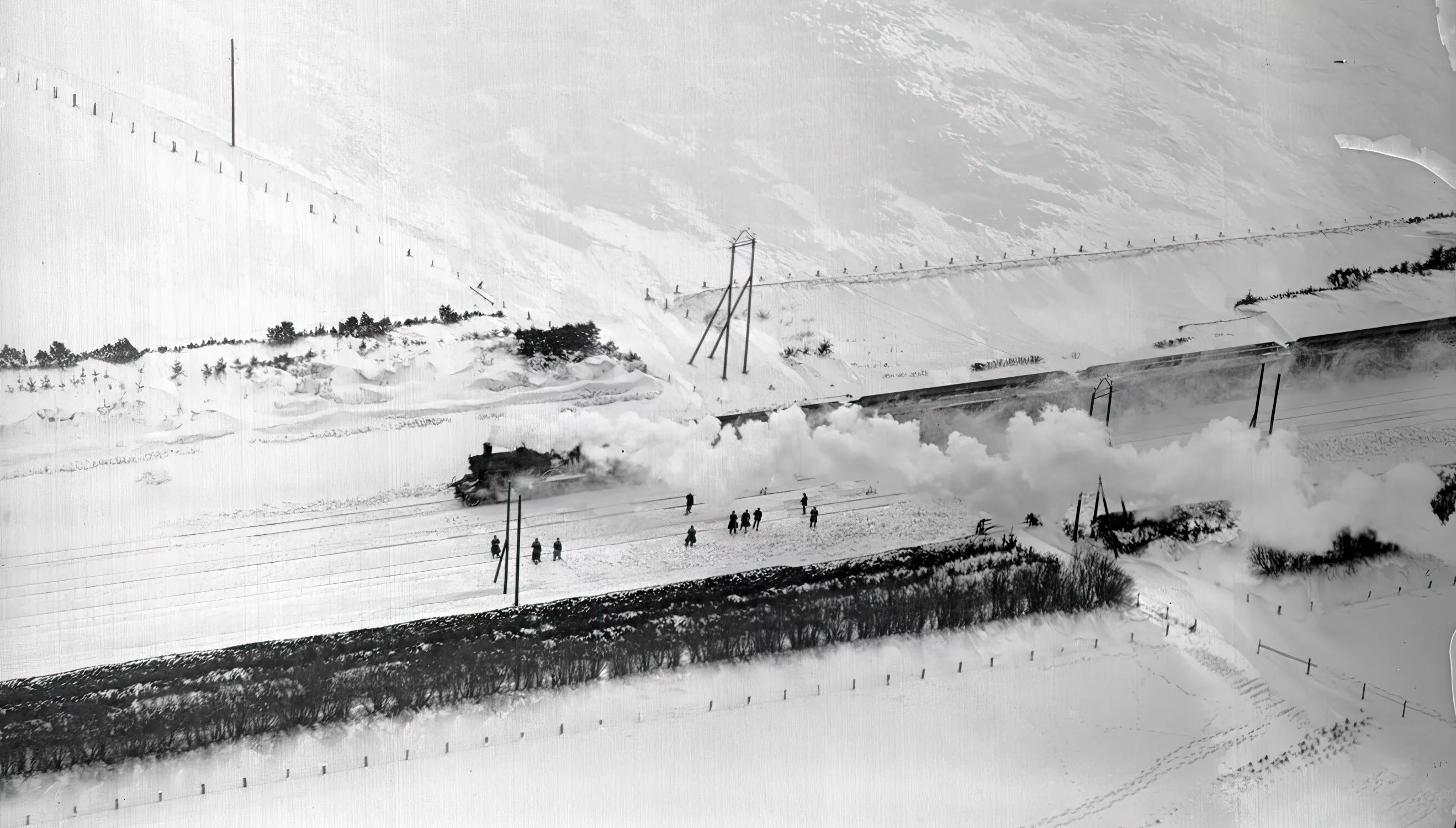 Billede af sneskovling på jernbaneskinner der hvor Høje Taastrup Station 50 år senere blev placeret.
