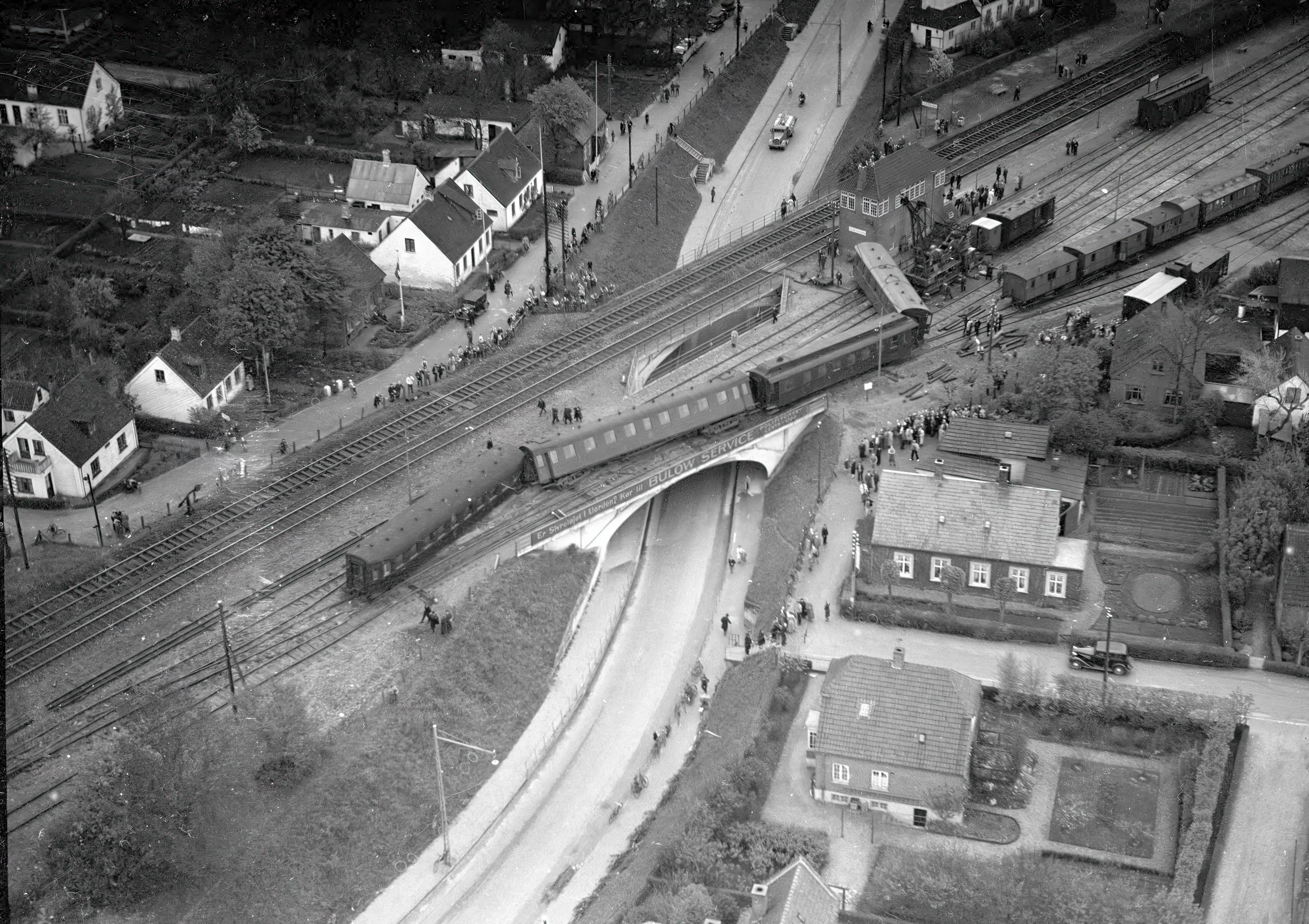 Billede af togulykken ved Hedehusene Station den 15. maj 1936, hvor eksprestog 40 fra Korsør overset et signal for langsom kørsel.