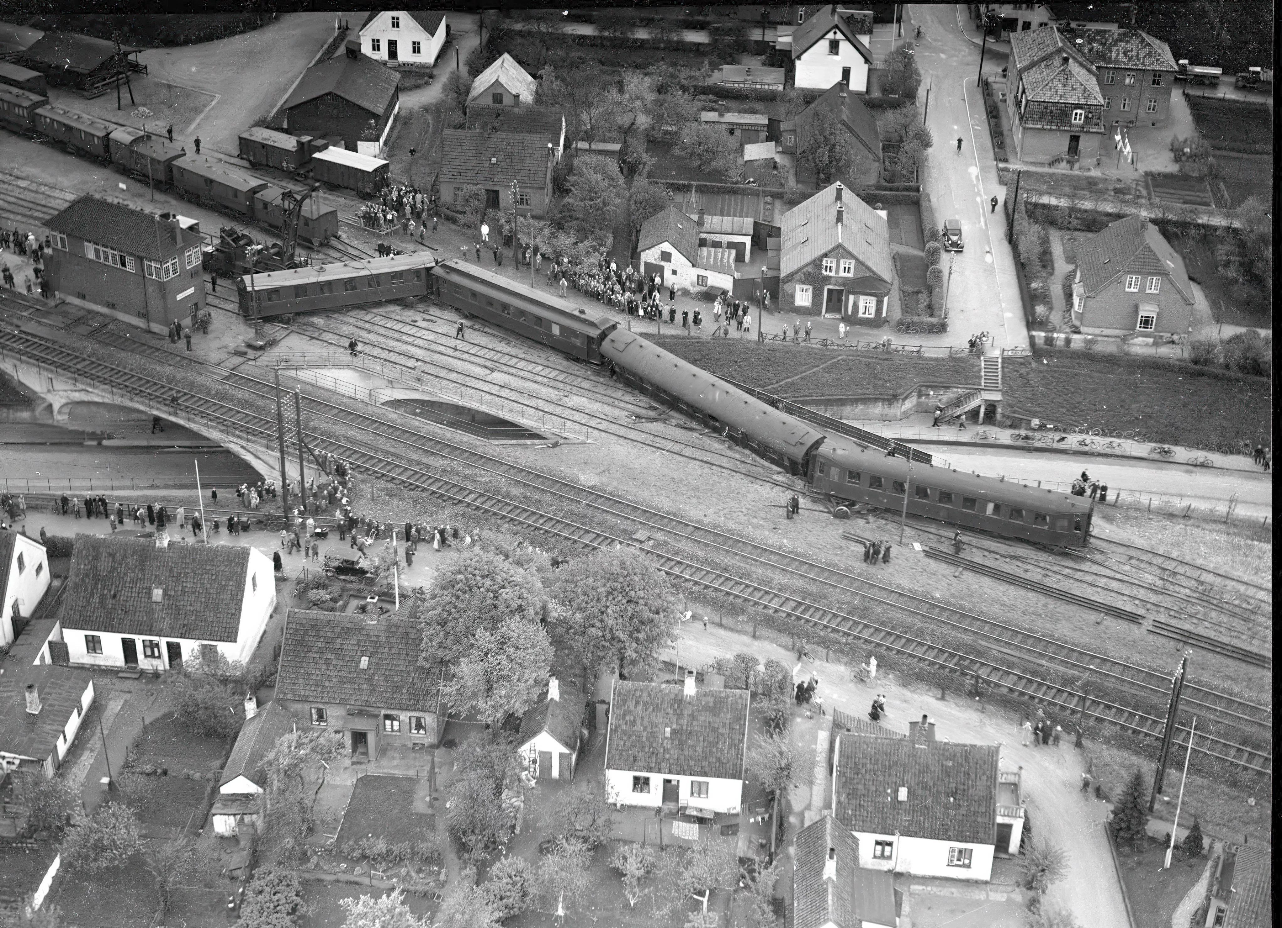 Billede af togulykken ved Hedehusene Station den 15. maj 1936, hvor eksprestog 40 fra Korsør overset et signal for langsom kørsel.
