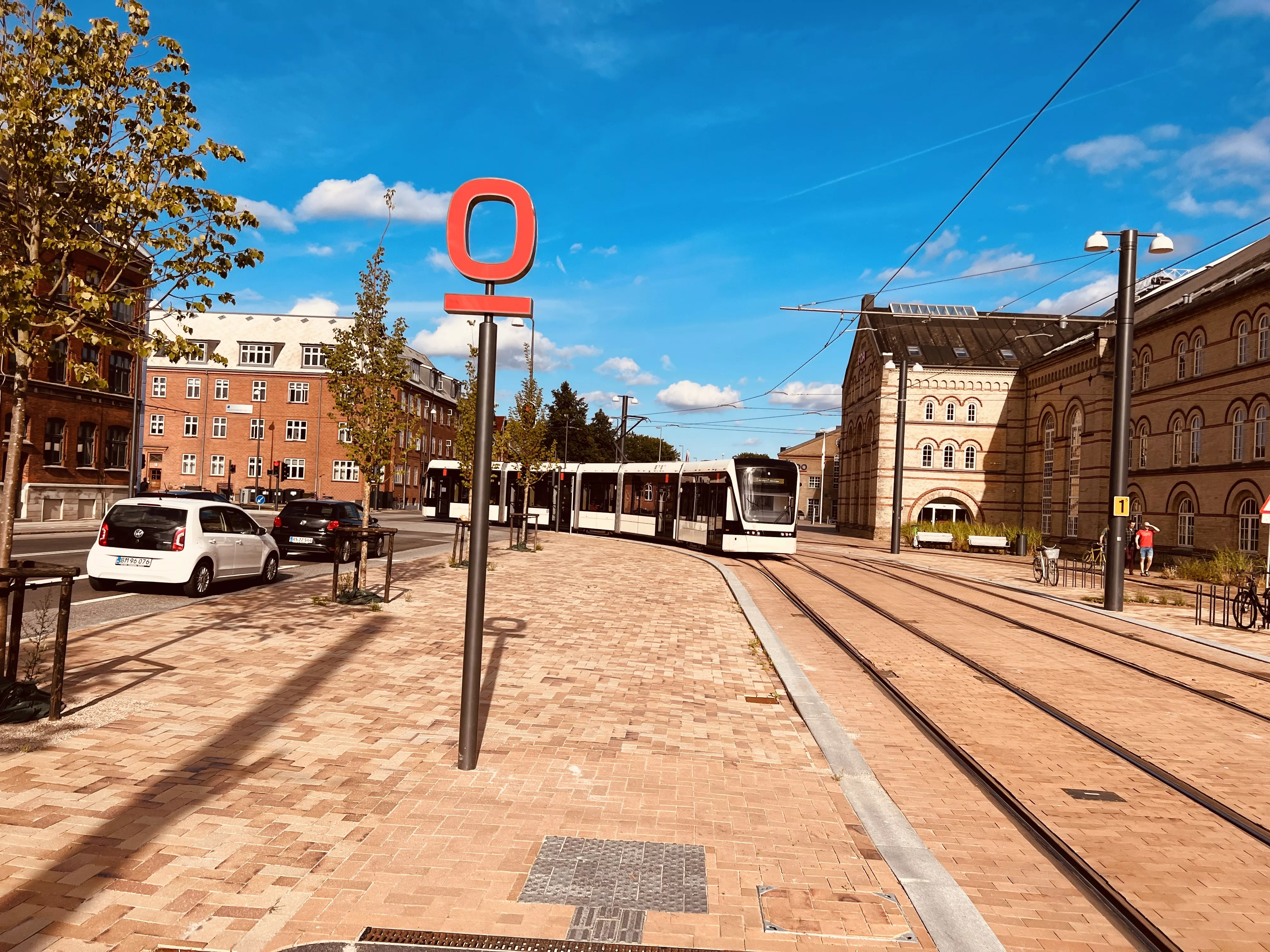 Billede af letbanetog ud for Vesterbro Letbanestation.
