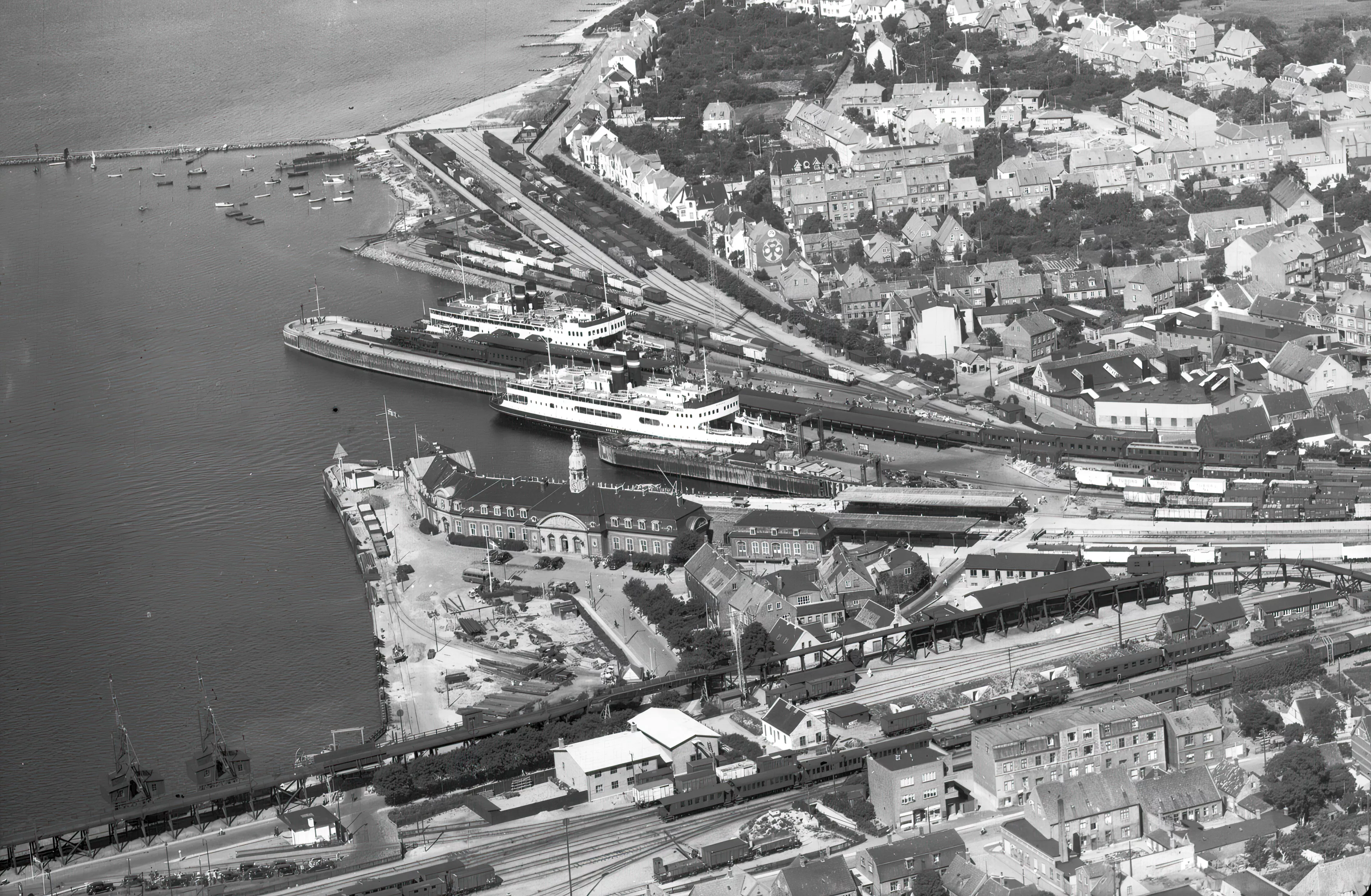 Billede af Korsør Station med færgen "Nyborg" i havn.