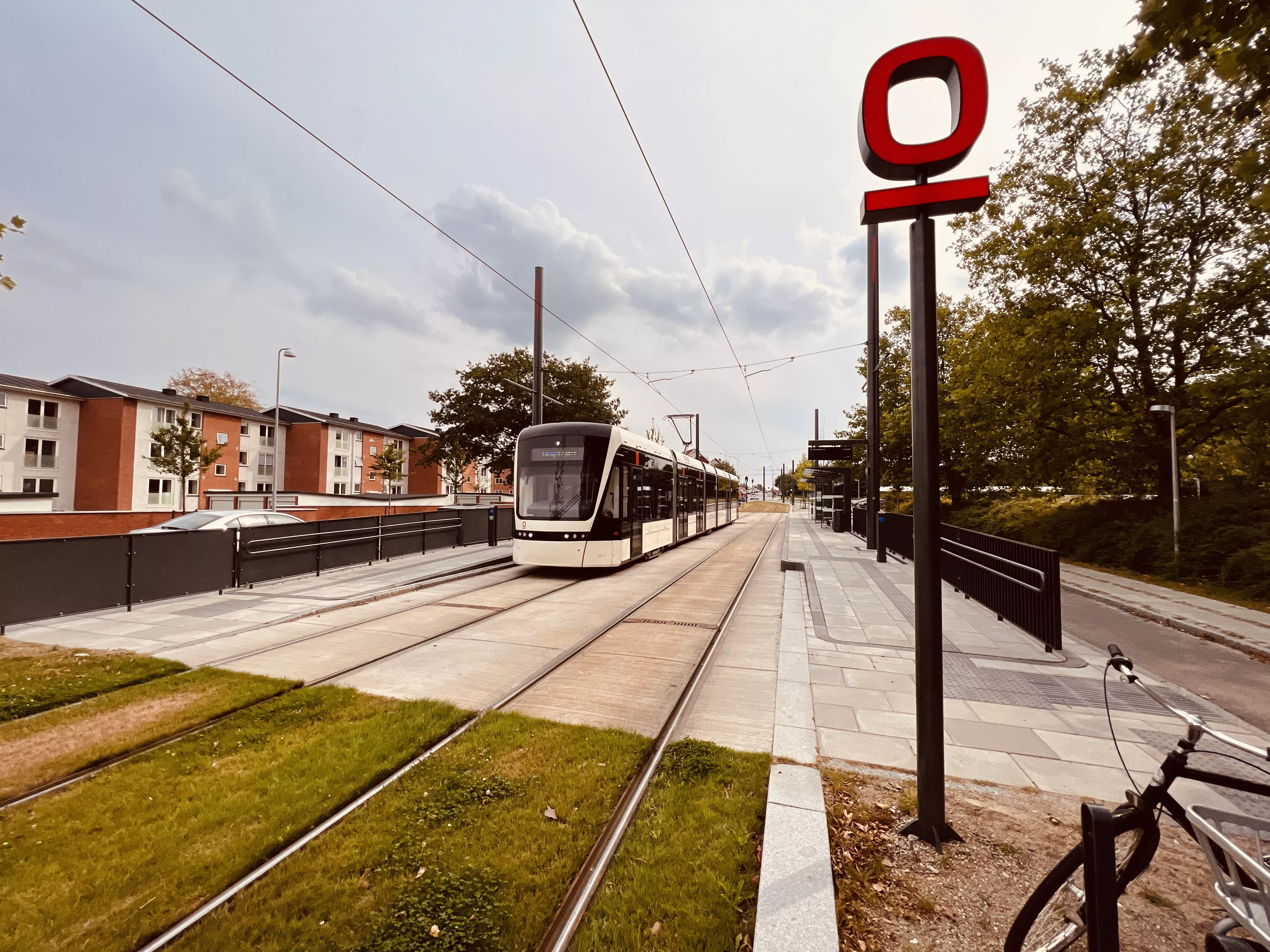 Billede af letbanetog ud for Højstrup Letbanestation.
